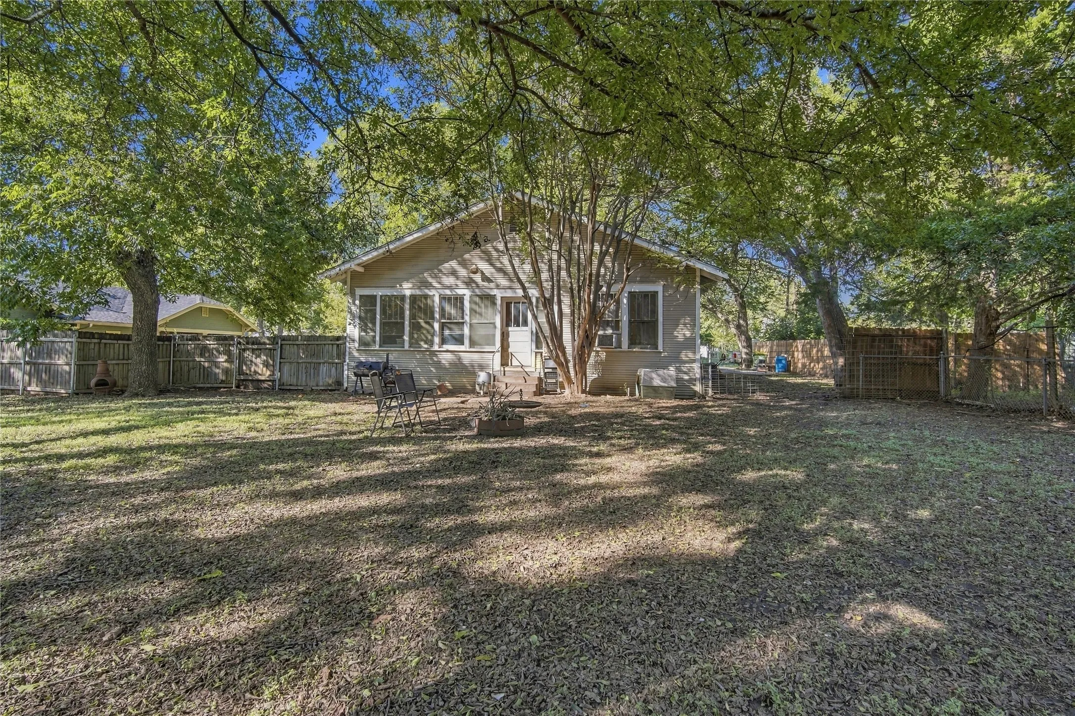 Single Family Residence For Sale in Johnson County , 304 E Mc Farland Street, Grandview, Texas 76050, 3 Bedroom, 2 Bathroom, Garage spaces, 1,748 Sqft, built in 1930, mls#21406516, Real Estate Agent in Grandview, Homes For Sale in Johnson county, Homes For Sale in Grandview, Realtor in Grandview Texas, Real Estate Brokerage Independent Realty Texas, Luminita Cordes Realtor