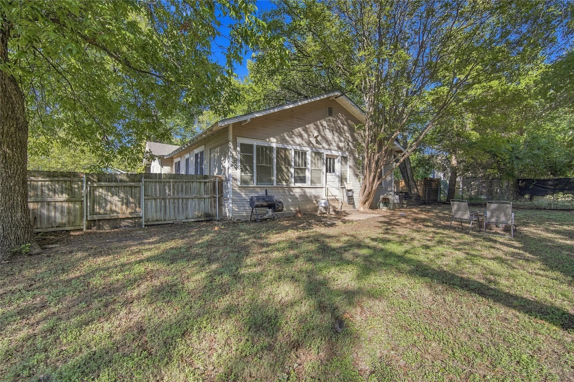 Single Family Residence For Sale in Johnson County , 304 E Mc Farland Street, Grandview, Texas 76050, 3 Bedroom, 2 Bathroom, Garage spaces, 1,748 Sqft, built in 1930, mls#21406516, Real Estate Agent in Grandview, Homes For Sale in Johnson county, Homes For Sale in Grandview, Realtor in Grandview Texas, Real Estate Brokerage Independent Realty Texas, Luminita Cordes Realtor