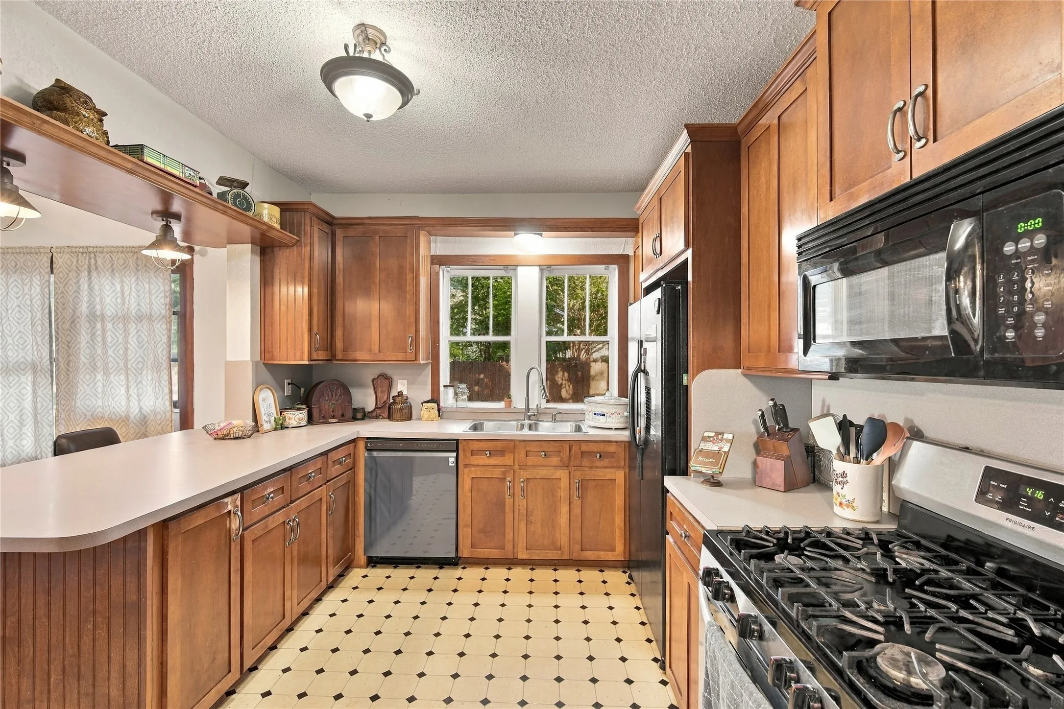Single Family Residence For Sale in Johnson County , 304 E Mc Farland Street, Grandview, Texas 76050, 3 Bedroom, 2 Bathroom, Garage spaces, 1,748 Sqft, built in 1930, mls#21406516, Real Estate Agent in Grandview, Homes For Sale in Johnson county, Homes For Sale in Grandview, Realtor in Grandview Texas, Real Estate Brokerage Independent Realty Texas, Luminita Cordes Realtor