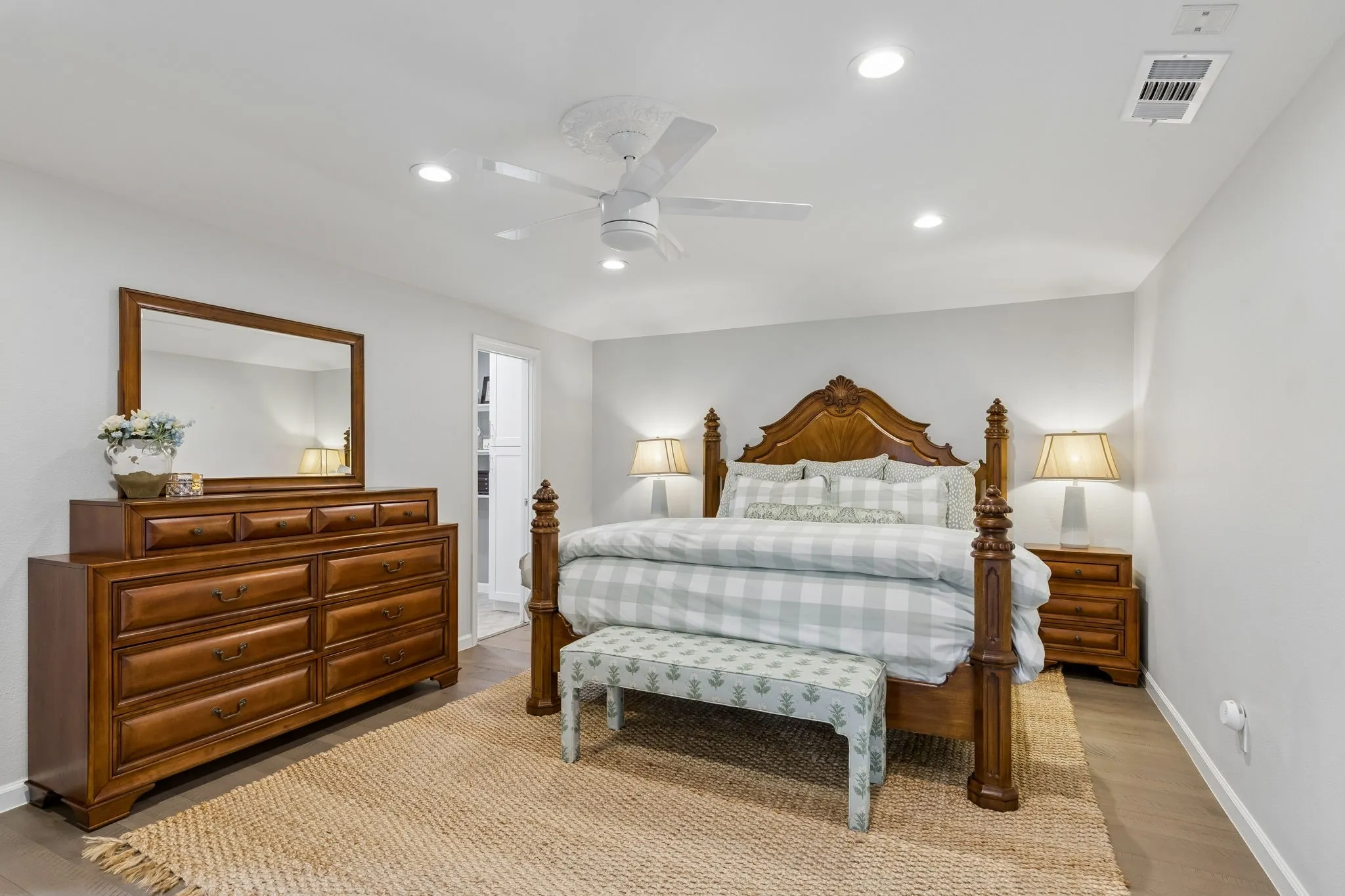Single Family Residence For Sale in Dallas County , 7341 La Sobrina Drive, Dallas, Texas 75248, 4 Bedroom, 4 Bathroom, 2 Garage spaces, 3,396 Sqft, built in 1971, mls#21403855, Real Estate Agent in Dallas, Homes For Sale in Dallas county, Homes For Sale in Dallas, Realtor in Dallas Texas, Real Estate Brokerage Independent Realty Texas, Luminita Cordes Realtor