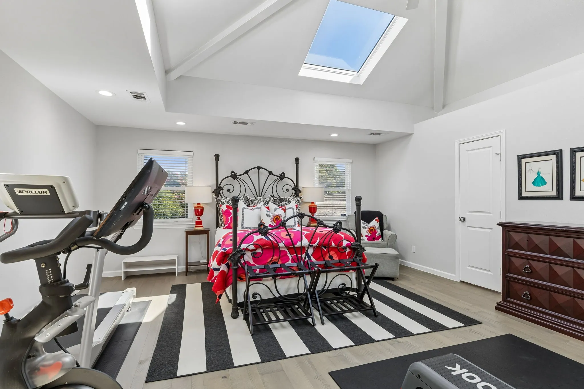Single Family Residence For Sale in Dallas County , 7341 La Sobrina Drive, Dallas, Texas 75248, 4 Bedroom, 4 Bathroom, 2 Garage spaces, 3,396 Sqft, built in 1971, mls#21403855, Real Estate Agent in Dallas, Homes For Sale in Dallas county, Homes For Sale in Dallas, Realtor in Dallas Texas, Real Estate Brokerage Independent Realty Texas, Luminita Cordes Realtor