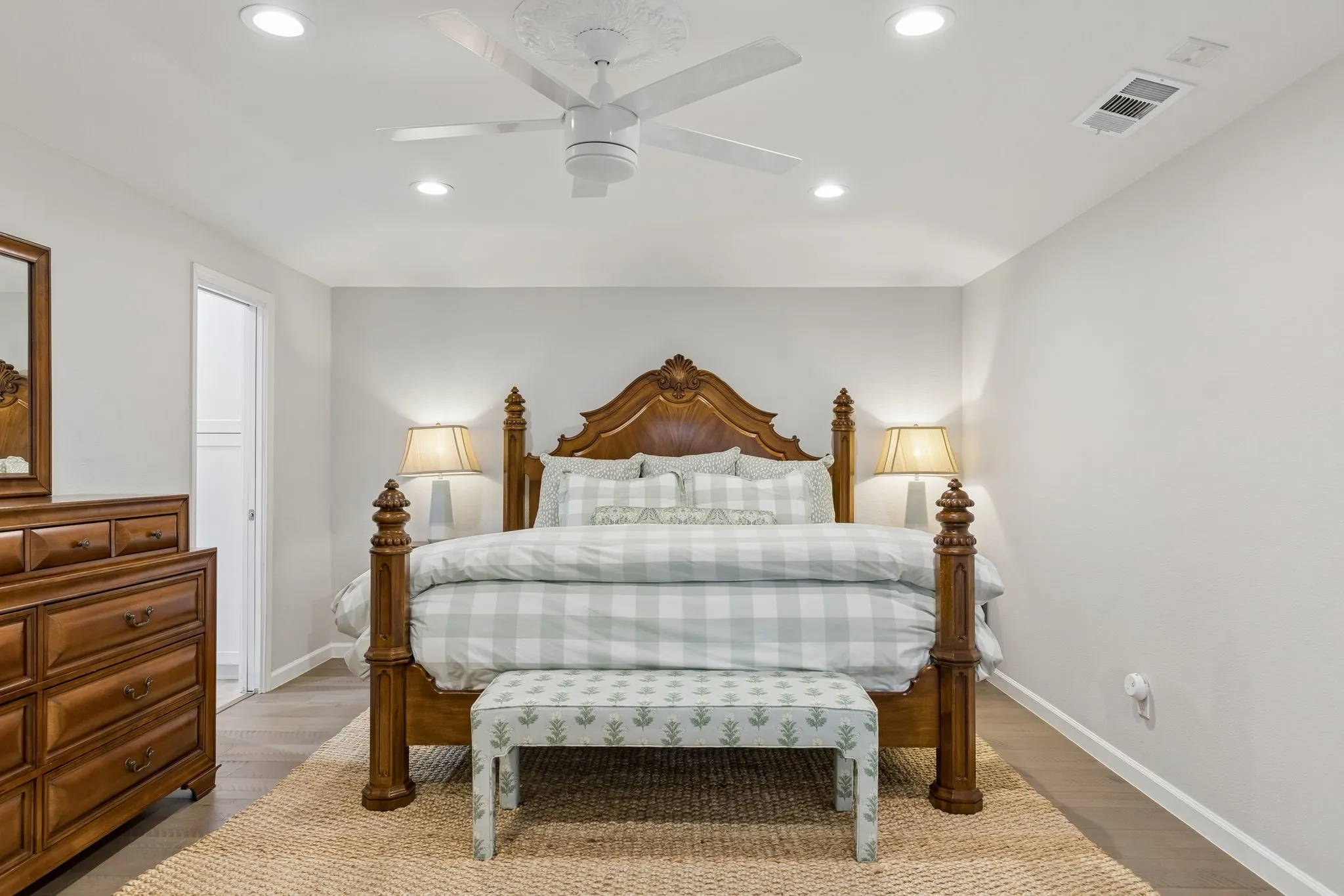 Single Family Residence For Sale in Dallas County , 7341 La Sobrina Drive, Dallas, Texas 75248, 4 Bedroom, 4 Bathroom, 2 Garage spaces, 3,396 Sqft, built in 1971, mls#21403855, Real Estate Agent in Dallas, Homes For Sale in Dallas county, Homes For Sale in Dallas, Realtor in Dallas Texas, Real Estate Brokerage Independent Realty Texas, Luminita Cordes Realtor