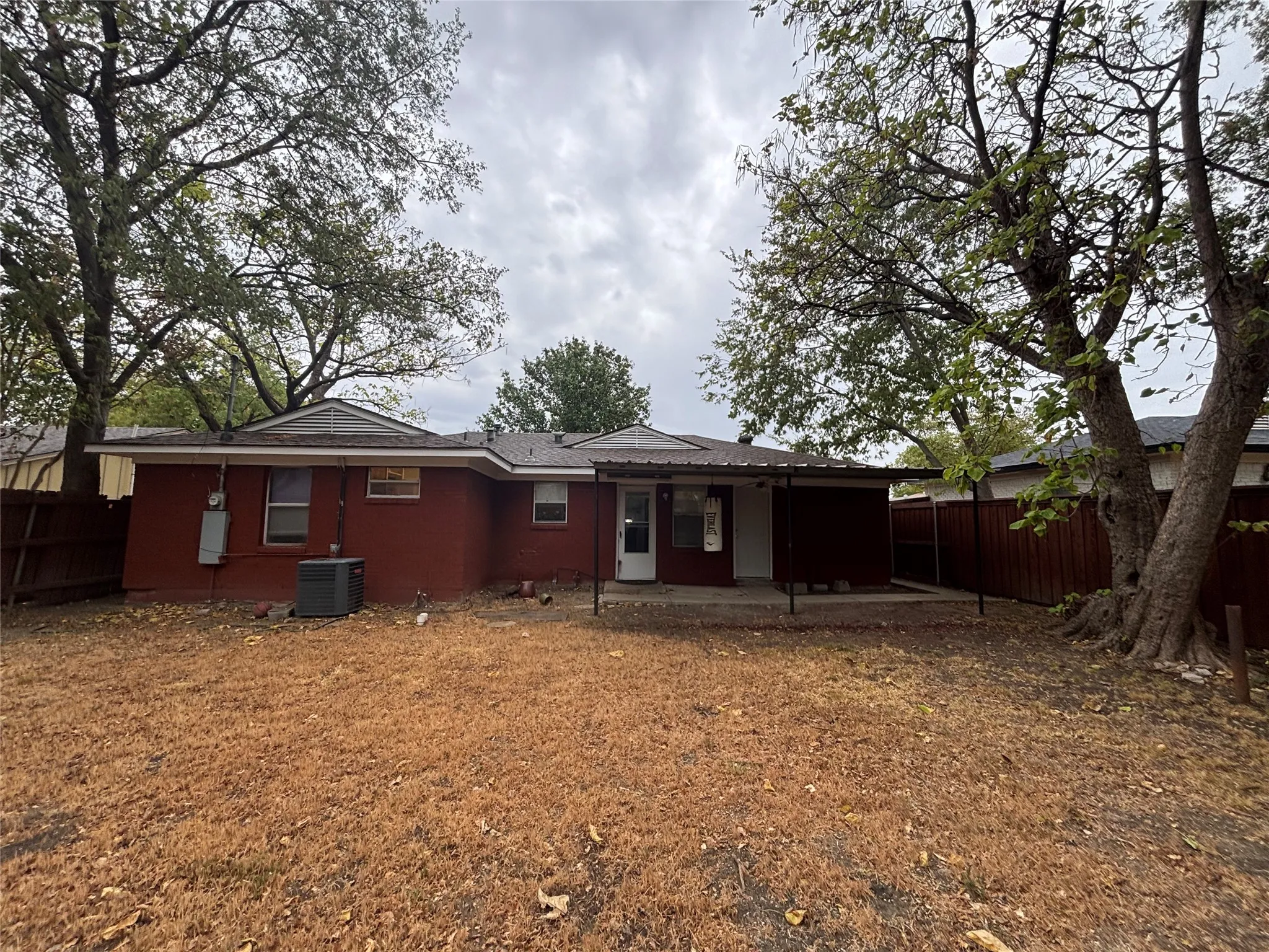 Huge back yard -Great for parties & BBQ