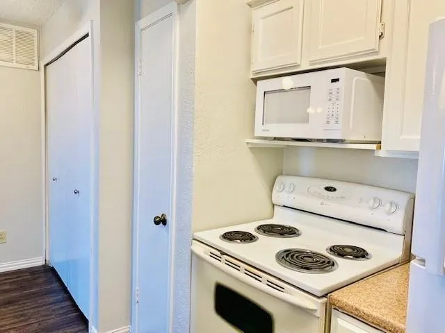Condominium For Sale in Collin County , 7621 Mccallum Boulevard 108, Dallas, Texas 75252, 1 Bedroom, 1 Bathroom, Garage spaces, 576 Sqft, built in 1984, mls#21407906, Real Estate Agent in Dallas, Homes For Sale in Collin county, Homes For Sale in Dallas, Realtor in Dallas Texas, Real Estate Brokerage Independent Realty Texas, Luminita Cordes Realtor