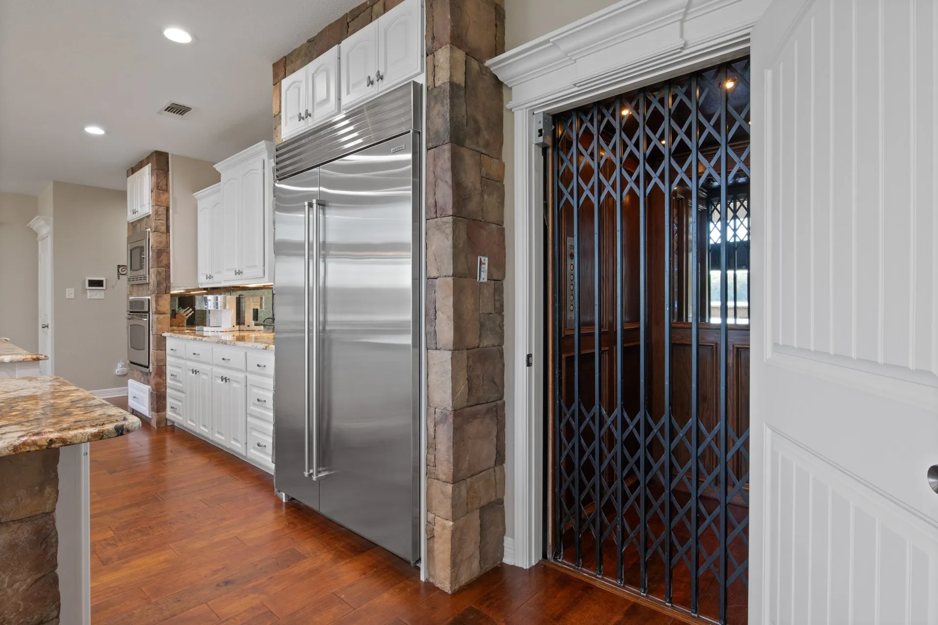 Single Family Residence For Sale in Titus County , 291 Private Road 2367, Mt Pleasant, Texas 75455, 4 Bedroom, 4 Bathroom, 2 Garage spaces, 3,662 Sqft, built in 2007, mls#21407682, Real Estate Agent in Mt Pleasant, Homes For Sale in Titus county, Homes For Sale in Mt Pleasant, Realtor in Mt Pleasant Texas, Real Estate Brokerage Independent Realty Texas, Luminita Cordes Realtor