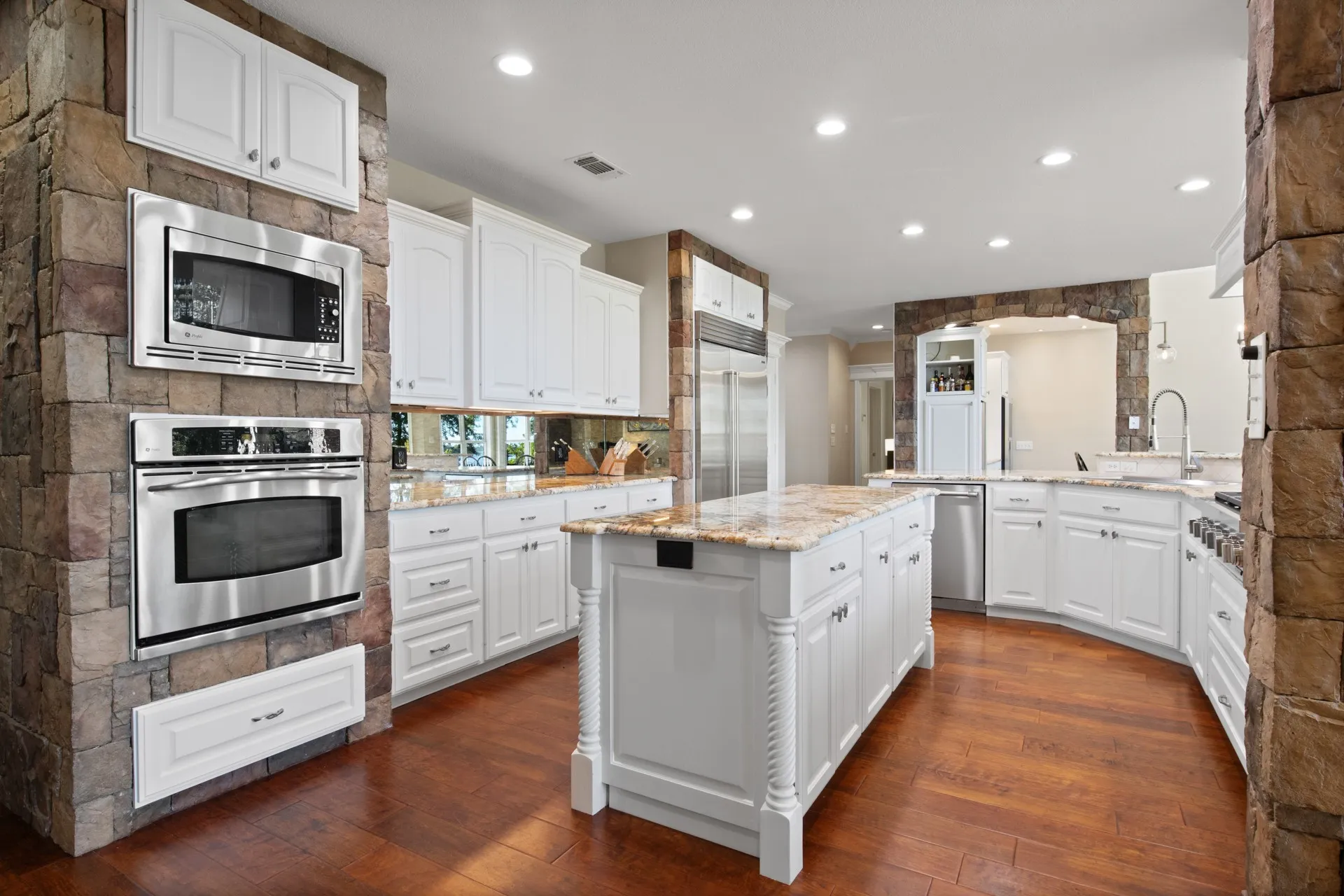 Single Family Residence For Sale in Titus County , 291 Private Road 2367, Mt Pleasant, Texas 75455, 4 Bedroom, 4 Bathroom, 2 Garage spaces, 3,662 Sqft, built in 2007, mls#21407682, Real Estate Agent in Mt Pleasant, Homes For Sale in Titus county, Homes For Sale in Mt Pleasant, Realtor in Mt Pleasant Texas, Real Estate Brokerage Independent Realty Texas, Luminita Cordes Realtor