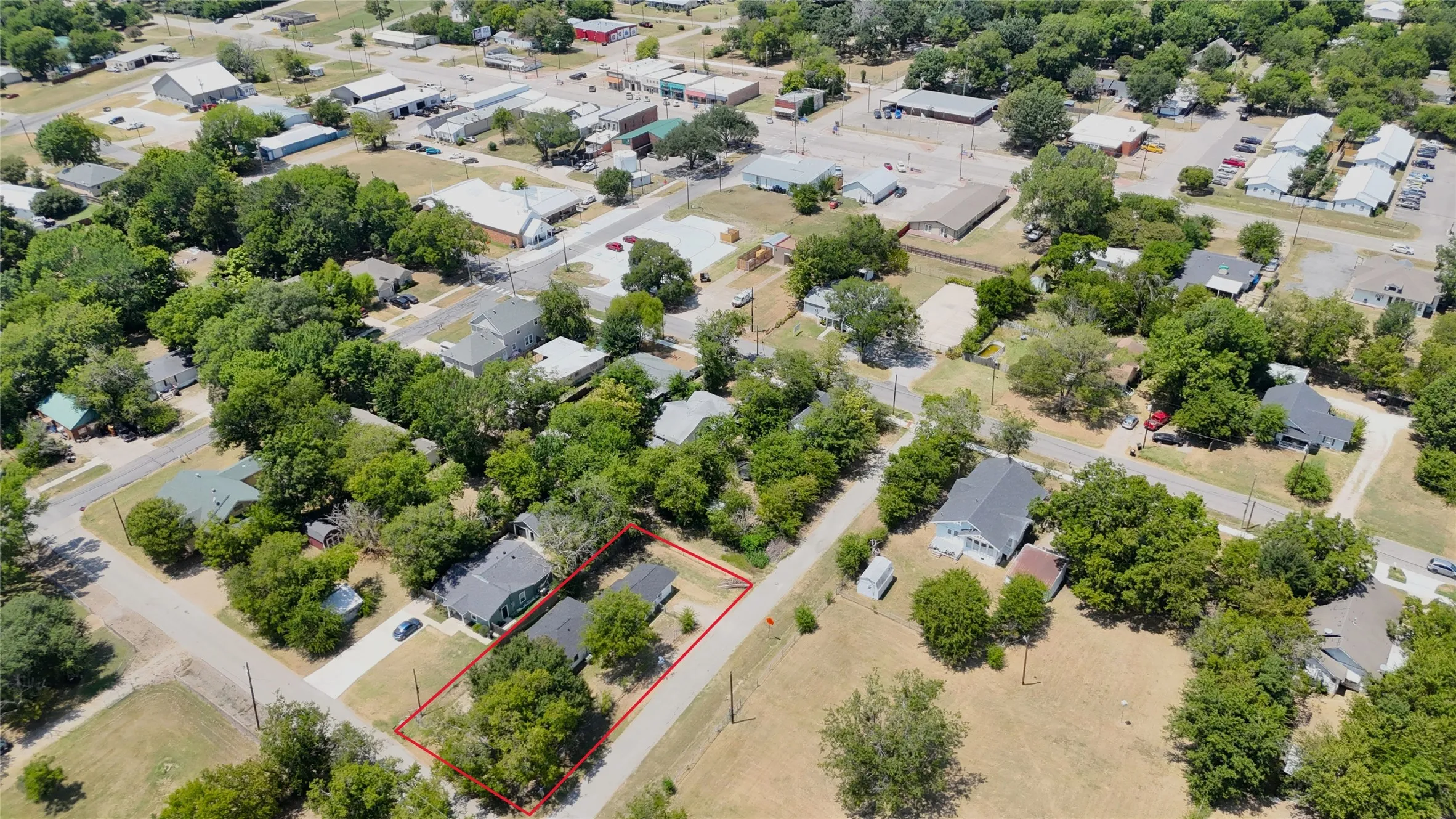 Single Family Residence For Rent in Hunt County , 108 E Kirby Avenue, Quinlan, Texas 75474, 4 Bedroom, 2 Bathroom, Garage spaces, 1,188 Sqft, built in 1967, mls#21407926, Real Estate Agent in Quinlan, Homes For Rent in Hunt county, Homes For Rent in Quinlan, Realtor in Quinlan Texas, Real Estate Brokerage Independent Realty Texas, Luminita Cordes Realtor