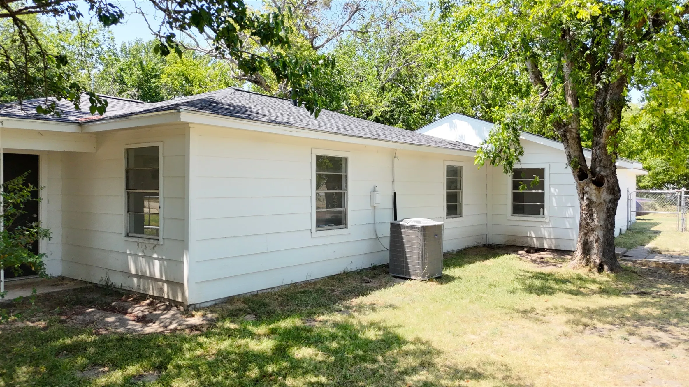 Single Family Residence For Rent in Hunt County , 108 E Kirby Avenue, Quinlan, Texas 75474, 4 Bedroom, 2 Bathroom, Garage spaces, 1,188 Sqft, built in 1967, mls#21407926, Real Estate Agent in Quinlan, Homes For Rent in Hunt county, Homes For Rent in Quinlan, Realtor in Quinlan Texas, Real Estate Brokerage Independent Realty Texas, Luminita Cordes Realtor