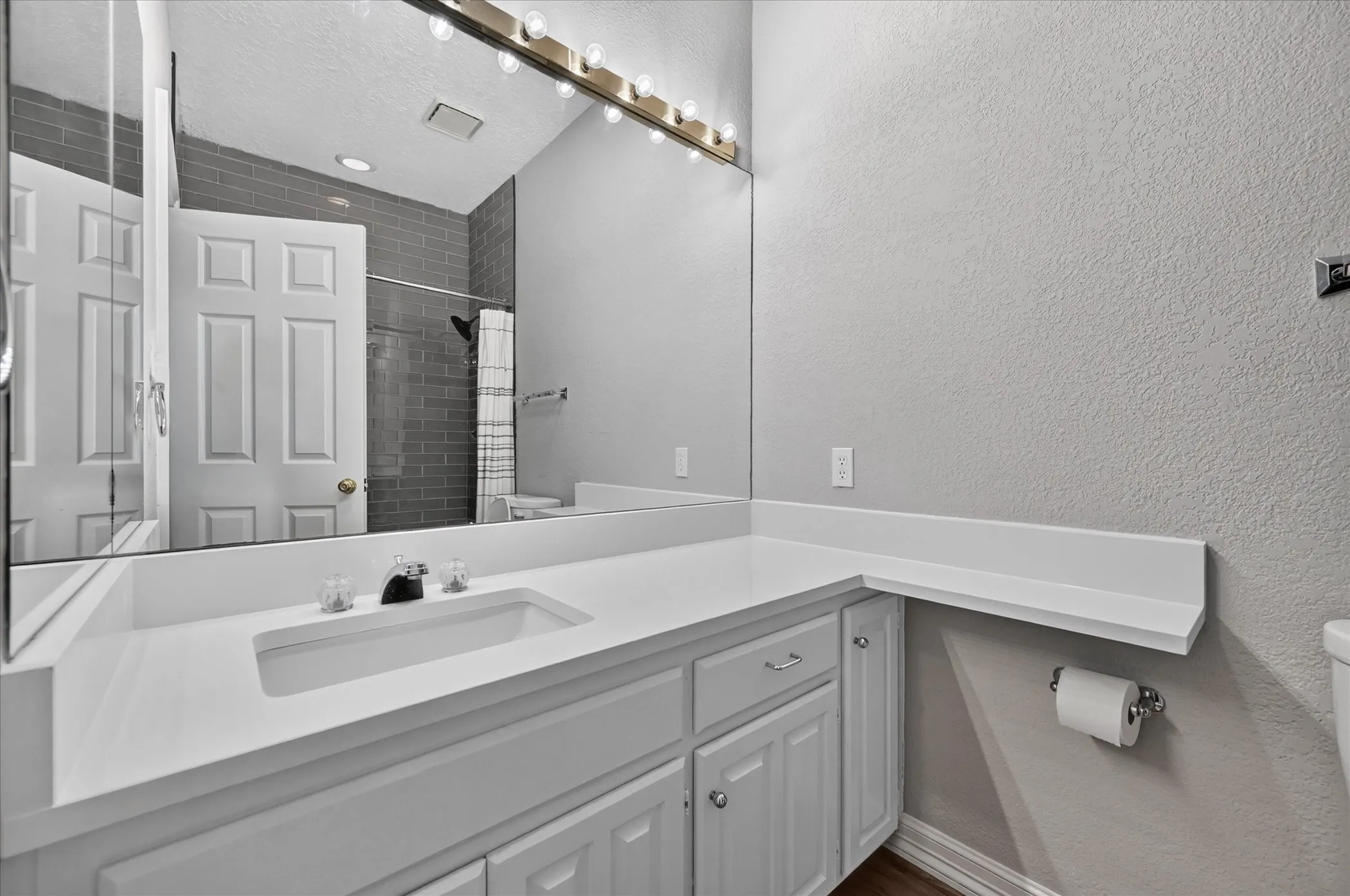 Condominium For Sale in Dallas County , 4603 N Oconnor Court, Irving, Texas 75062, 2 Bedroom, 3 Bathroom, 2 Garage spaces, 2,167 Sqft, built in 1982, mls#21398515, Real Estate Agent in Irving, Homes For Sale in Dallas county, Homes For Sale in Irving, Realtor in Irving Texas, Real Estate Brokerage Independent Realty Texas, Luminita Cordes Realtor