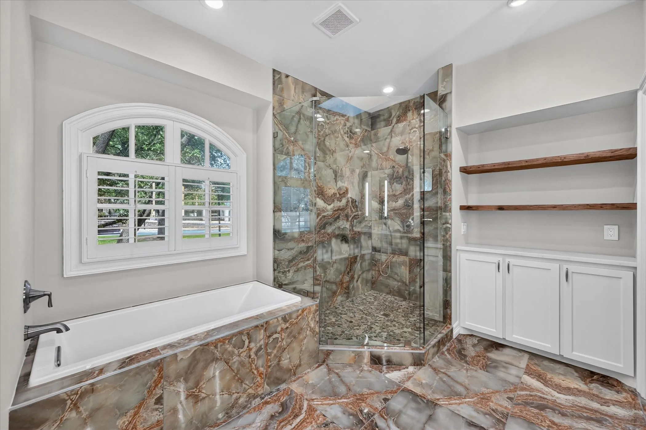 Condominium For Sale in Dallas County , 4603 N Oconnor Court, Irving, Texas 75062, 2 Bedroom, 3 Bathroom, 2 Garage spaces, 2,167 Sqft, built in 1982, mls#21398515, Real Estate Agent in Irving, Homes For Sale in Dallas county, Homes For Sale in Irving, Realtor in Irving Texas, Real Estate Brokerage Independent Realty Texas, Luminita Cordes Realtor