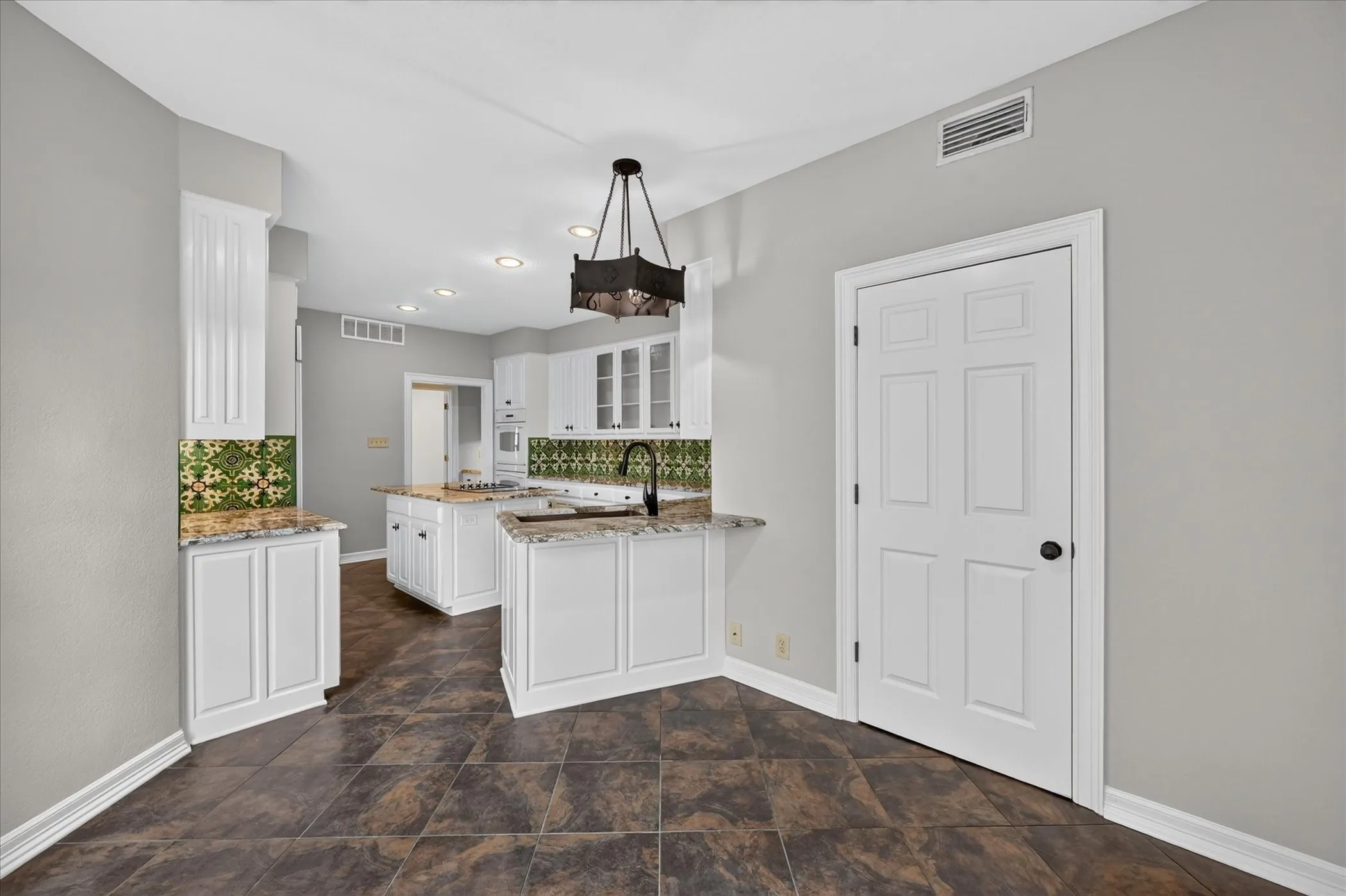 Condominium For Sale in Dallas County , 4603 N Oconnor Court, Irving, Texas 75062, 2 Bedroom, 3 Bathroom, 2 Garage spaces, 2,167 Sqft, built in 1982, mls#21398515, Real Estate Agent in Irving, Homes For Sale in Dallas county, Homes For Sale in Irving, Realtor in Irving Texas, Real Estate Brokerage Independent Realty Texas, Luminita Cordes Realtor