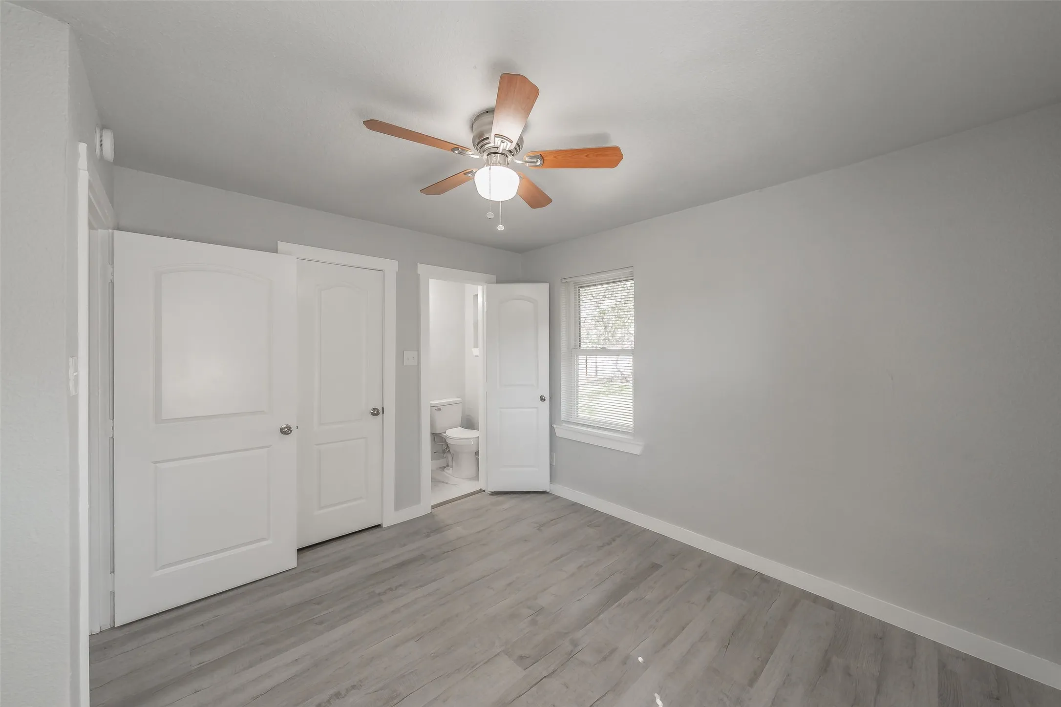 Single Family Residence For Sale in Tarrant County , 5569 Burton Avenue, Fort Worth, Texas 76119, 4 Bedroom, 3 Bathroom, Garage spaces, 1,637 Sqft, built in 1960, mls#21404568, Real Estate Agent in Fort Worth, Homes For Sale in Tarrant county, Homes For Sale in Fort Worth, Realtor in Fort Worth Texas, Real Estate Brokerage Independent Realty Texas, Luminita Cordes Realtor