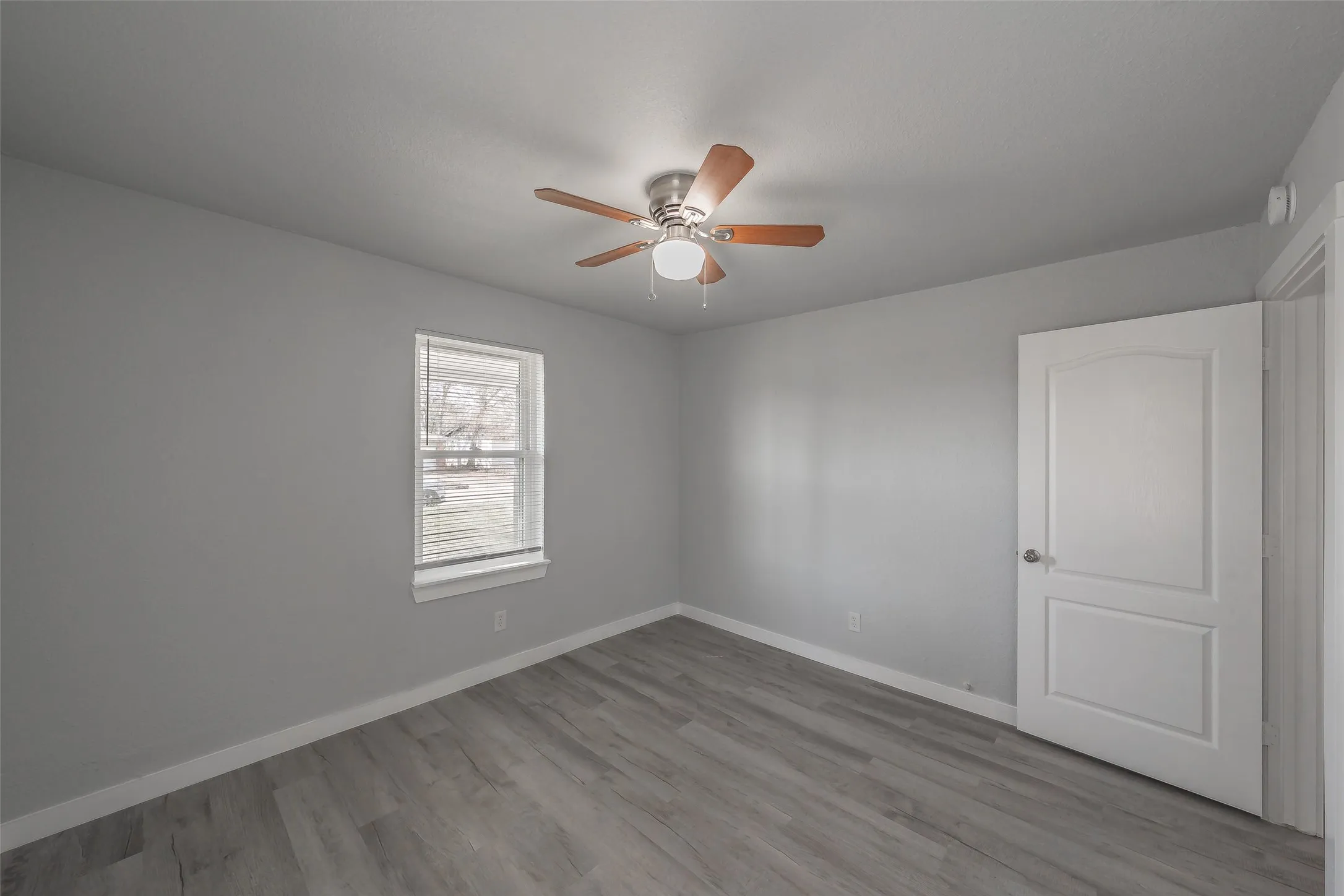 Single Family Residence For Sale in Tarrant County , 5569 Burton Avenue, Fort Worth, Texas 76119, 4 Bedroom, 3 Bathroom, Garage spaces, 1,637 Sqft, built in 1960, mls#21404568, Real Estate Agent in Fort Worth, Homes For Sale in Tarrant county, Homes For Sale in Fort Worth, Realtor in Fort Worth Texas, Real Estate Brokerage Independent Realty Texas, Luminita Cordes Realtor