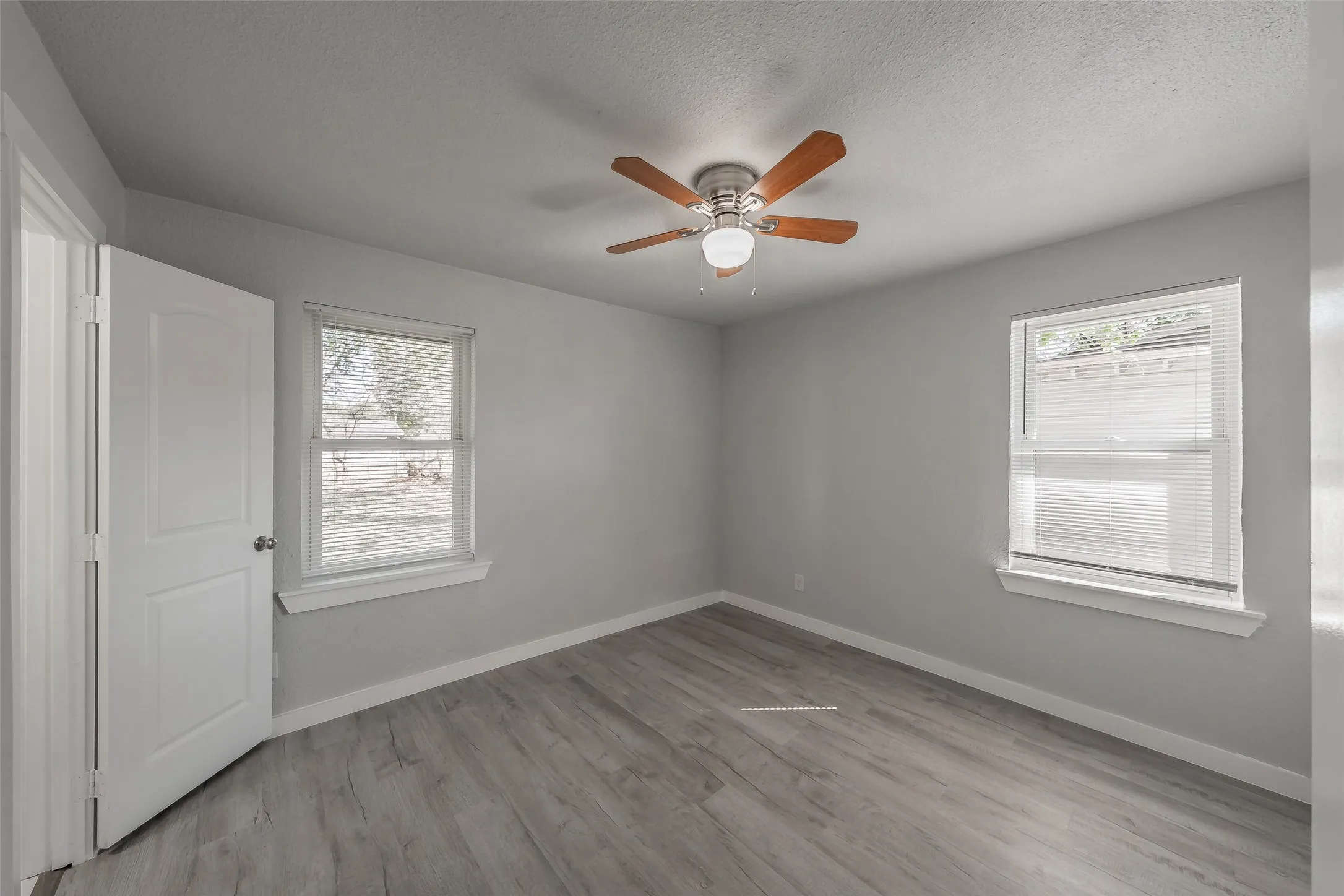 Single Family Residence For Sale in Tarrant County , 5569 Burton Avenue, Fort Worth, Texas 76119, 4 Bedroom, 3 Bathroom, Garage spaces, 1,637 Sqft, built in 1960, mls#21404568, Real Estate Agent in Fort Worth, Homes For Sale in Tarrant county, Homes For Sale in Fort Worth, Realtor in Fort Worth Texas, Real Estate Brokerage Independent Realty Texas, Luminita Cordes Realtor