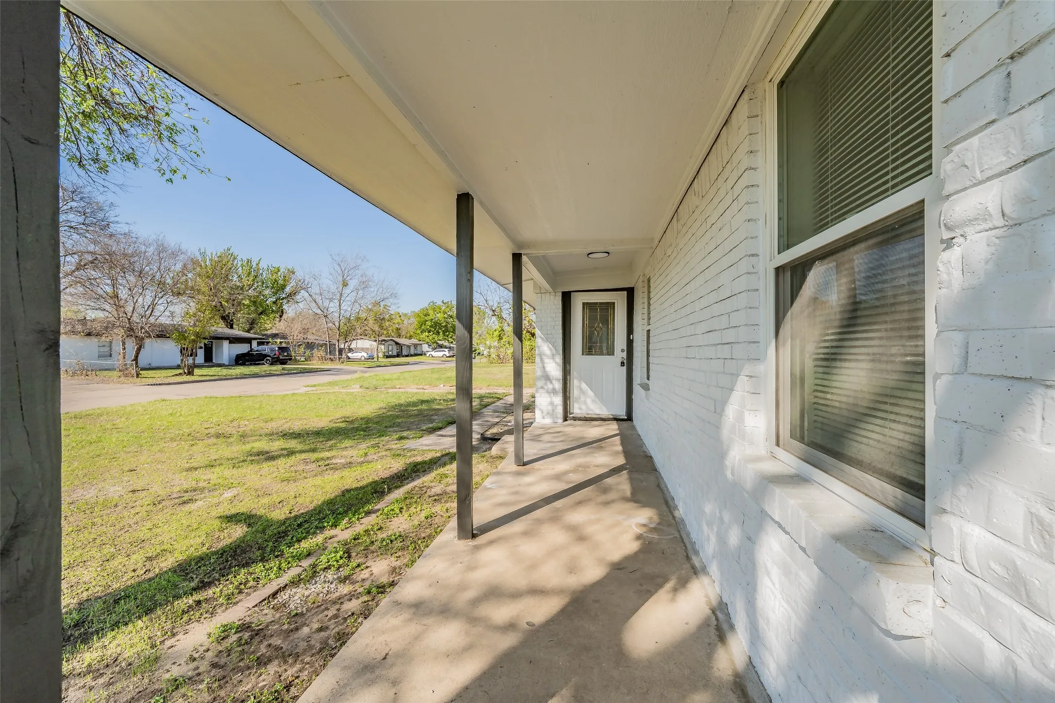 Single Family Residence For Sale in Tarrant County , 5569 Burton Avenue, Fort Worth, Texas 76119, 4 Bedroom, 3 Bathroom, Garage spaces, 1,637 Sqft, built in 1960, mls#21404568, Real Estate Agent in Fort Worth, Homes For Sale in Tarrant county, Homes For Sale in Fort Worth, Realtor in Fort Worth Texas, Real Estate Brokerage Independent Realty Texas, Luminita Cordes Realtor
