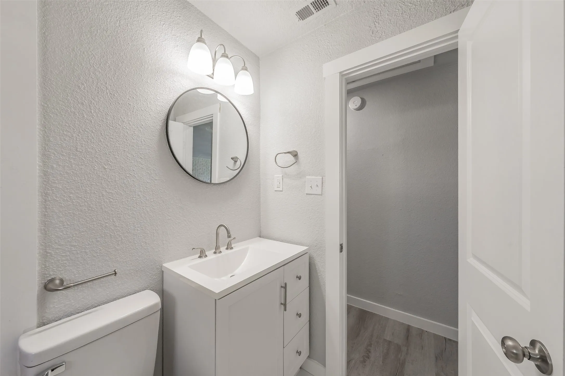 Single Family Residence For Sale in Tarrant County , 5569 Burton Avenue, Fort Worth, Texas 76119, 4 Bedroom, 3 Bathroom, Garage spaces, 1,637 Sqft, built in 1960, mls#21404568, Real Estate Agent in Fort Worth, Homes For Sale in Tarrant county, Homes For Sale in Fort Worth, Realtor in Fort Worth Texas, Real Estate Brokerage Independent Realty Texas, Luminita Cordes Realtor