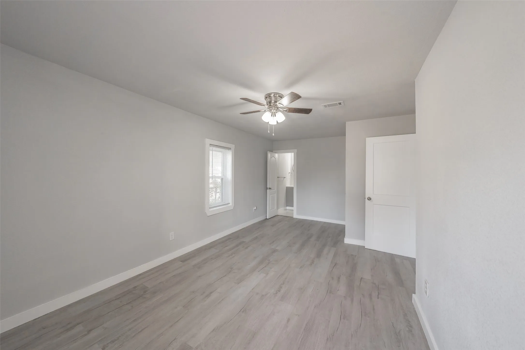 Single Family Residence For Sale in Tarrant County , 5569 Burton Avenue, Fort Worth, Texas 76119, 4 Bedroom, 3 Bathroom, Garage spaces, 1,637 Sqft, built in 1960, mls#21404568, Real Estate Agent in Fort Worth, Homes For Sale in Tarrant county, Homes For Sale in Fort Worth, Realtor in Fort Worth Texas, Real Estate Brokerage Independent Realty Texas, Luminita Cordes Realtor