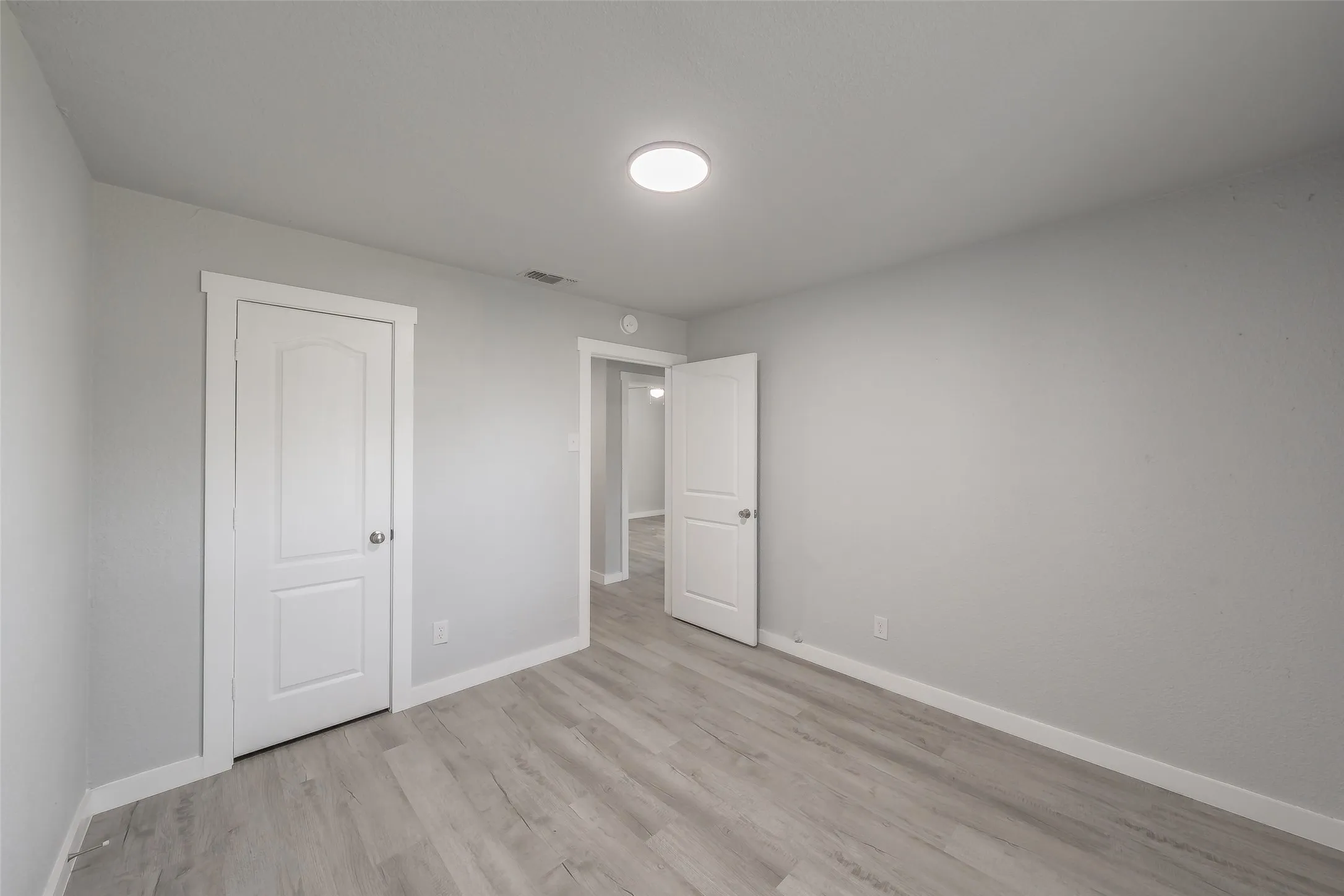 Single Family Residence For Sale in Tarrant County , 5569 Burton Avenue, Fort Worth, Texas 76119, 4 Bedroom, 3 Bathroom, Garage spaces, 1,637 Sqft, built in 1960, mls#21404568, Real Estate Agent in Fort Worth, Homes For Sale in Tarrant county, Homes For Sale in Fort Worth, Realtor in Fort Worth Texas, Real Estate Brokerage Independent Realty Texas, Luminita Cordes Realtor