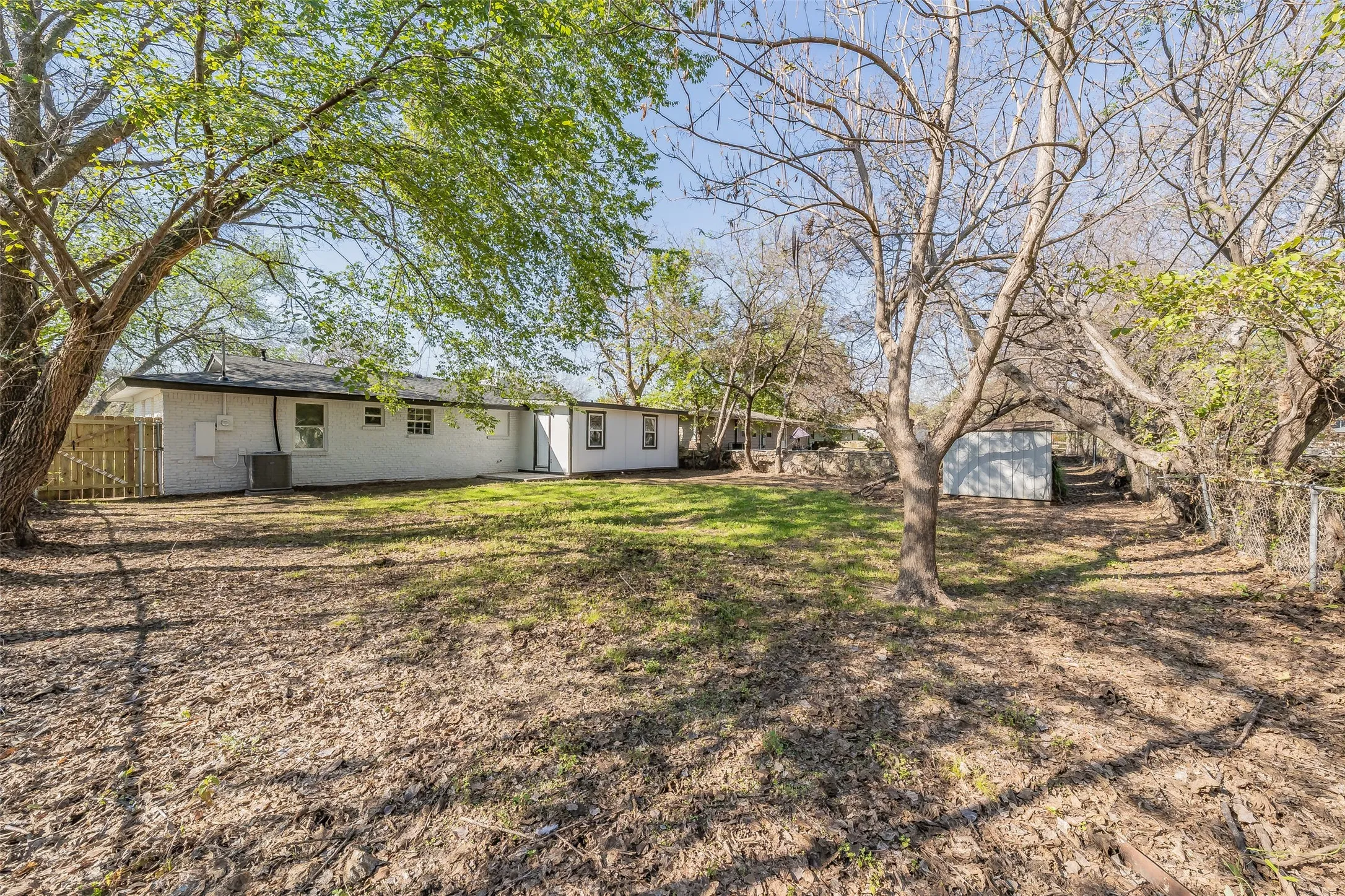 Single Family Residence For Sale in Tarrant County , 5569 Burton Avenue, Fort Worth, Texas 76119, 4 Bedroom, 3 Bathroom, Garage spaces, 1,637 Sqft, built in 1960, mls#21404568, Real Estate Agent in Fort Worth, Homes For Sale in Tarrant county, Homes For Sale in Fort Worth, Realtor in Fort Worth Texas, Real Estate Brokerage Independent Realty Texas, Luminita Cordes Realtor