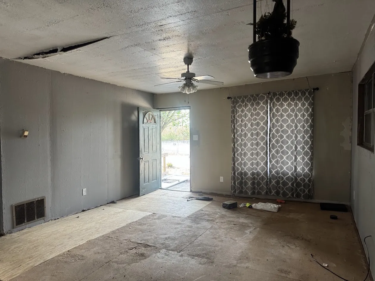 Single Family Residence For Sale in Wood County , 309 Mc Daniel, Mineola, Texas 75773, 4 Bedroom, 2 Bathroom, 2 Garage spaces, 1,190 Sqft, built in 1985, mls#21407927, Real Estate Agent in Mineola, Homes For Sale in Wood county, Homes For Sale in Mineola, Realtor in Mineola Texas, Real Estate Brokerage Independent Realty Texas, Luminita Cordes Realtor
