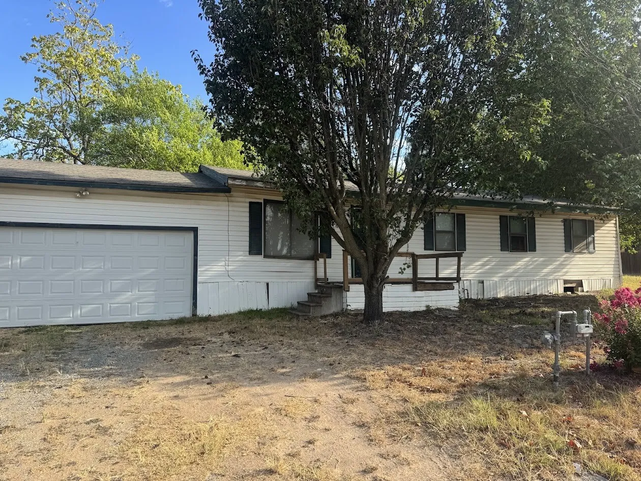Single Family Residence For Sale in Wood County , 309 Mc Daniel, Mineola, Texas 75773, 4 Bedroom, 2 Bathroom, 2 Garage spaces, 1,190 Sqft, built in 1985, mls#21407927, Real Estate Agent in Mineola, Homes For Sale in Wood county, Homes For Sale in Mineola, Realtor in Mineola Texas, Real Estate Brokerage Independent Realty Texas, Luminita Cordes Realtor