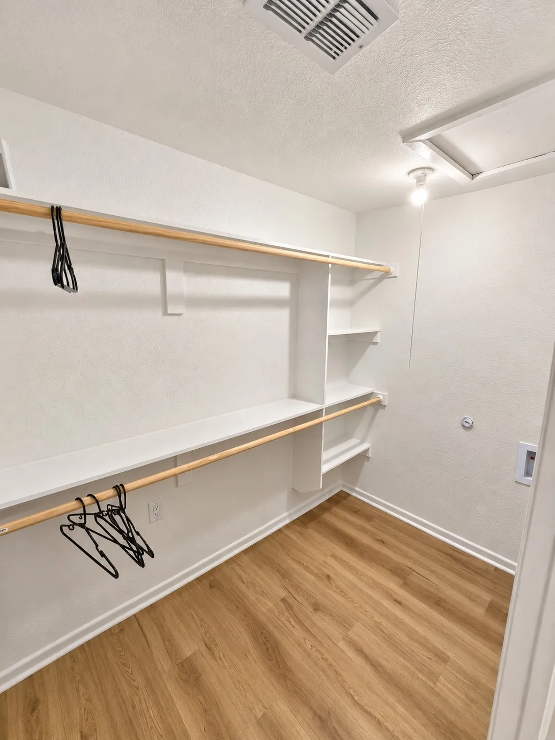 Duplex For Rent in Grayson County , 115 S Mirick Avenue B, Denison, Texas 75020, 1 Bedroom, 1 Bathroom, Garage spaces, 557 Sqft, built in 1930, mls#21407884, Real Estate Agent in Denison, Homes For Rent in Grayson county, Homes For Rent in Denison, Realtor in Denison Texas, Real Estate Brokerage Independent Realty Texas, Luminita Cordes Realtor