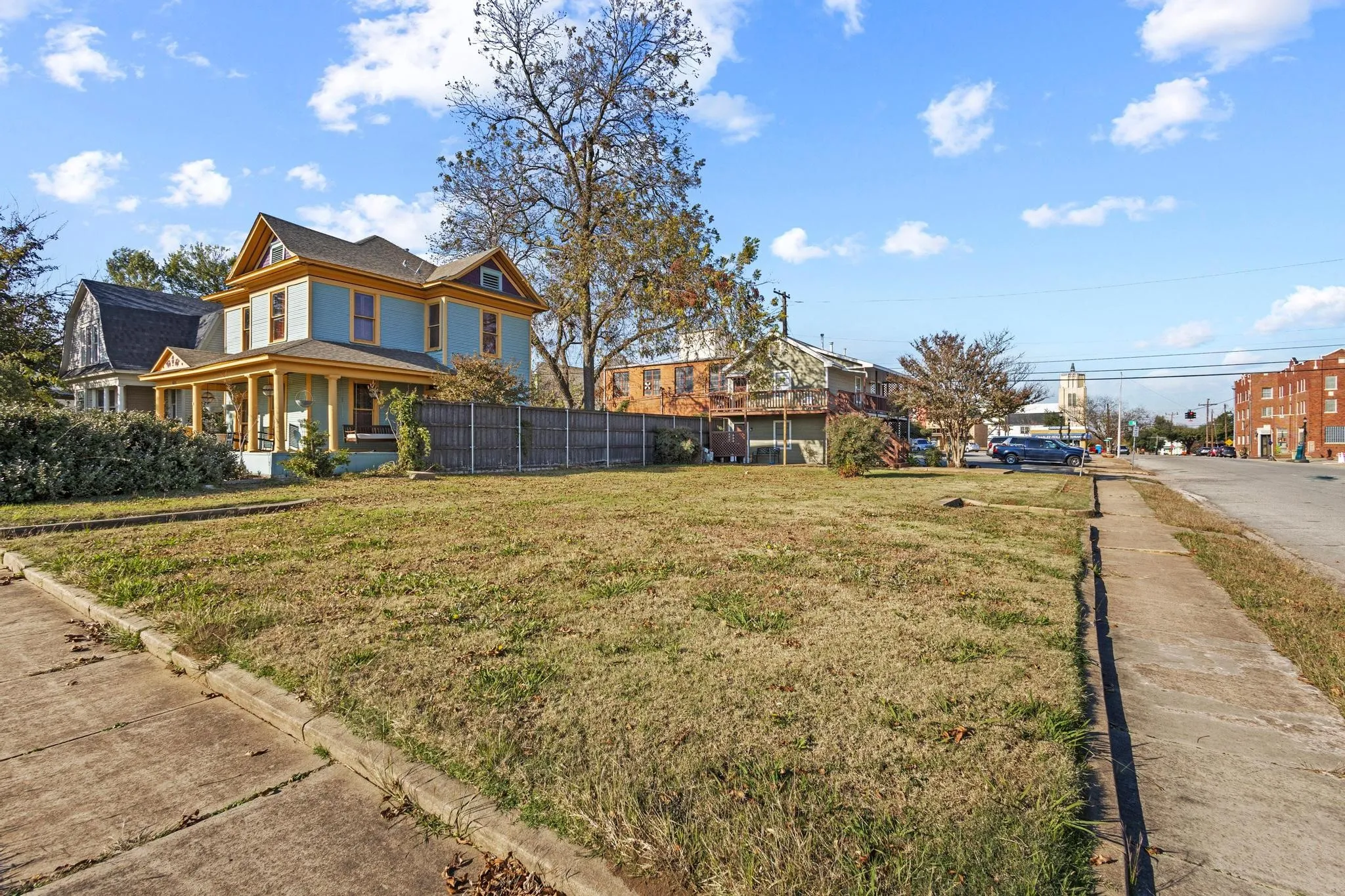 Duplex For Rent in Grayson County , 115 S Mirick Avenue B, Denison, Texas 75020, 1 Bedroom, 1 Bathroom, Garage spaces, 557 Sqft, built in 1930, mls#21407884, Real Estate Agent in Denison, Homes For Rent in Grayson county, Homes For Rent in Denison, Realtor in Denison Texas, Real Estate Brokerage Independent Realty Texas, Luminita Cordes Realtor