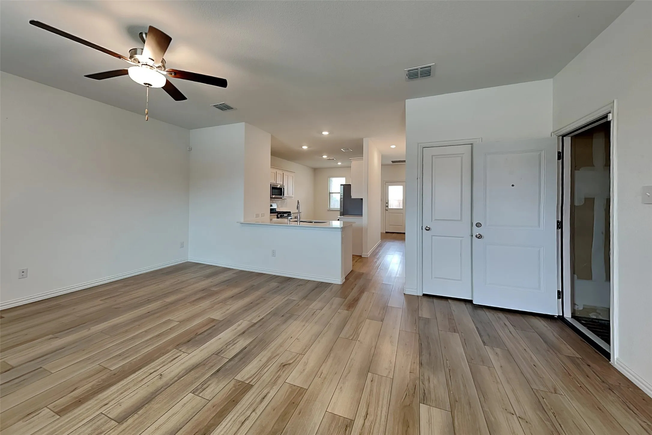 Single Family Residence For Rent in Denton County , 3409 Marino Drive, Little Elm, Texas 75068, 3 Bedroom, 2 Bathroom, 2 Garage spaces, 1,456 Sqft, built in 2023, mls#21407668, Real Estate Agent in Little Elm, Homes For Rent in Denton county, Homes For Rent in Little Elm, Realtor in Little Elm Texas, Real Estate Brokerage Independent Realty Texas, Luminita Cordes Realtor