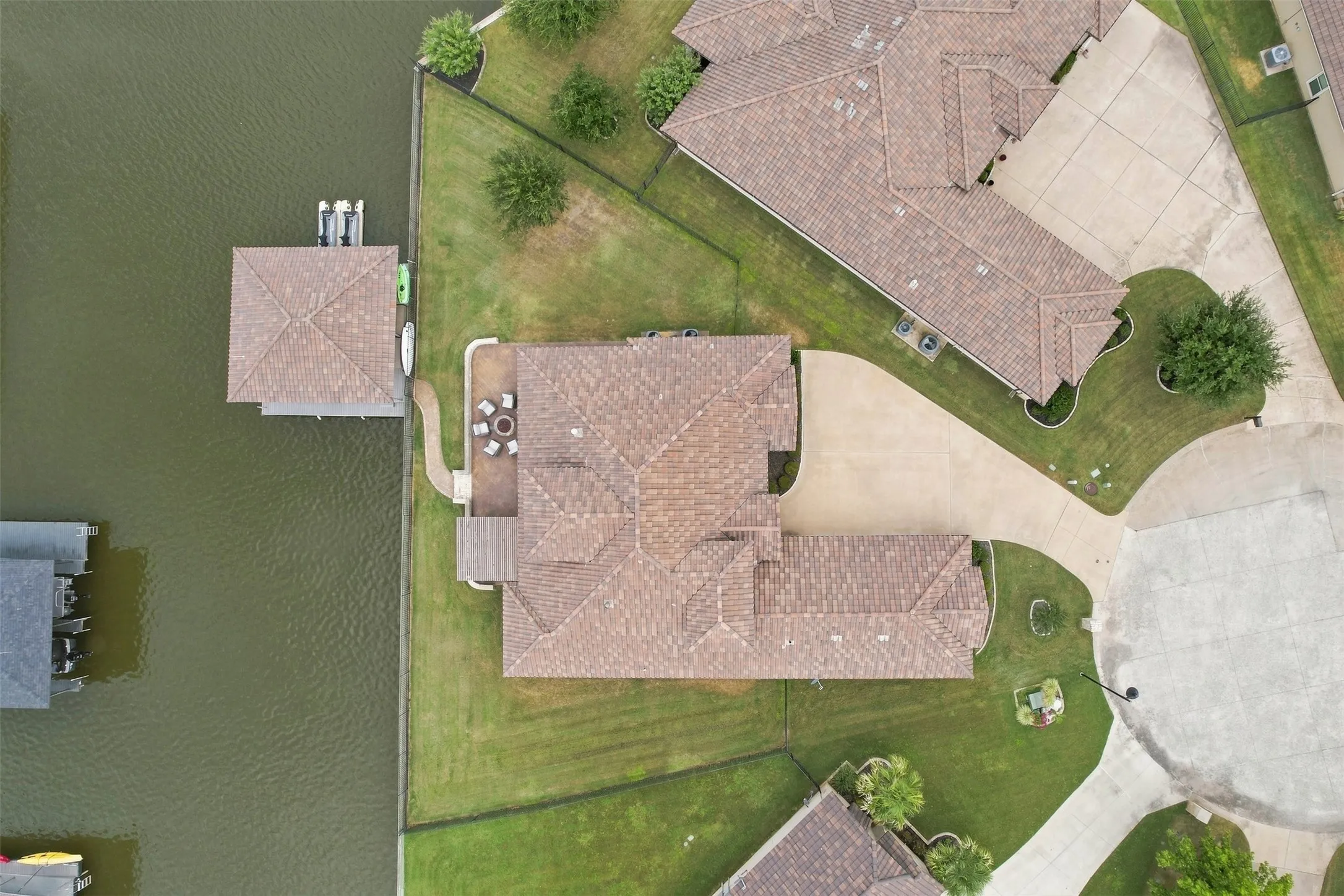 Single Family Residence For Sale in Hood County , 1601 Malibu Bay Court, Granbury, Texas 76048, 4 Bedroom, 4 Bathroom, 3 Garage spaces, 3,294 Sqft, built in 2017, mls#21407898, Real Estate Agent in Granbury, Homes For Sale in Hood county, Homes For Sale in Granbury, Realtor in Granbury Texas, Real Estate Brokerage Independent Realty Texas, Luminita Cordes Realtor
