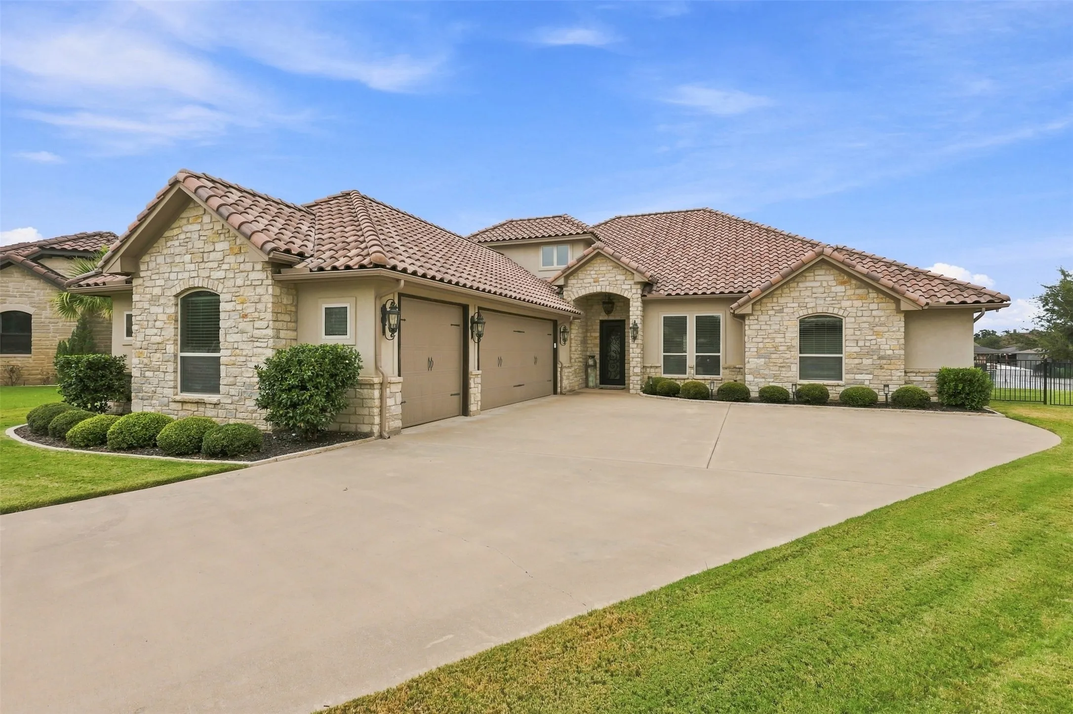 Single Family Residence For Sale in Hood County , 1601 Malibu Bay Court, Granbury, Texas 76048, 4 Bedroom, 4 Bathroom, 3 Garage spaces, 3,294 Sqft, built in 2017, mls#21407898, Real Estate Agent in Granbury, Homes For Sale in Hood county, Homes For Sale in Granbury, Realtor in Granbury Texas, Real Estate Brokerage Independent Realty Texas, Luminita Cordes Realtor