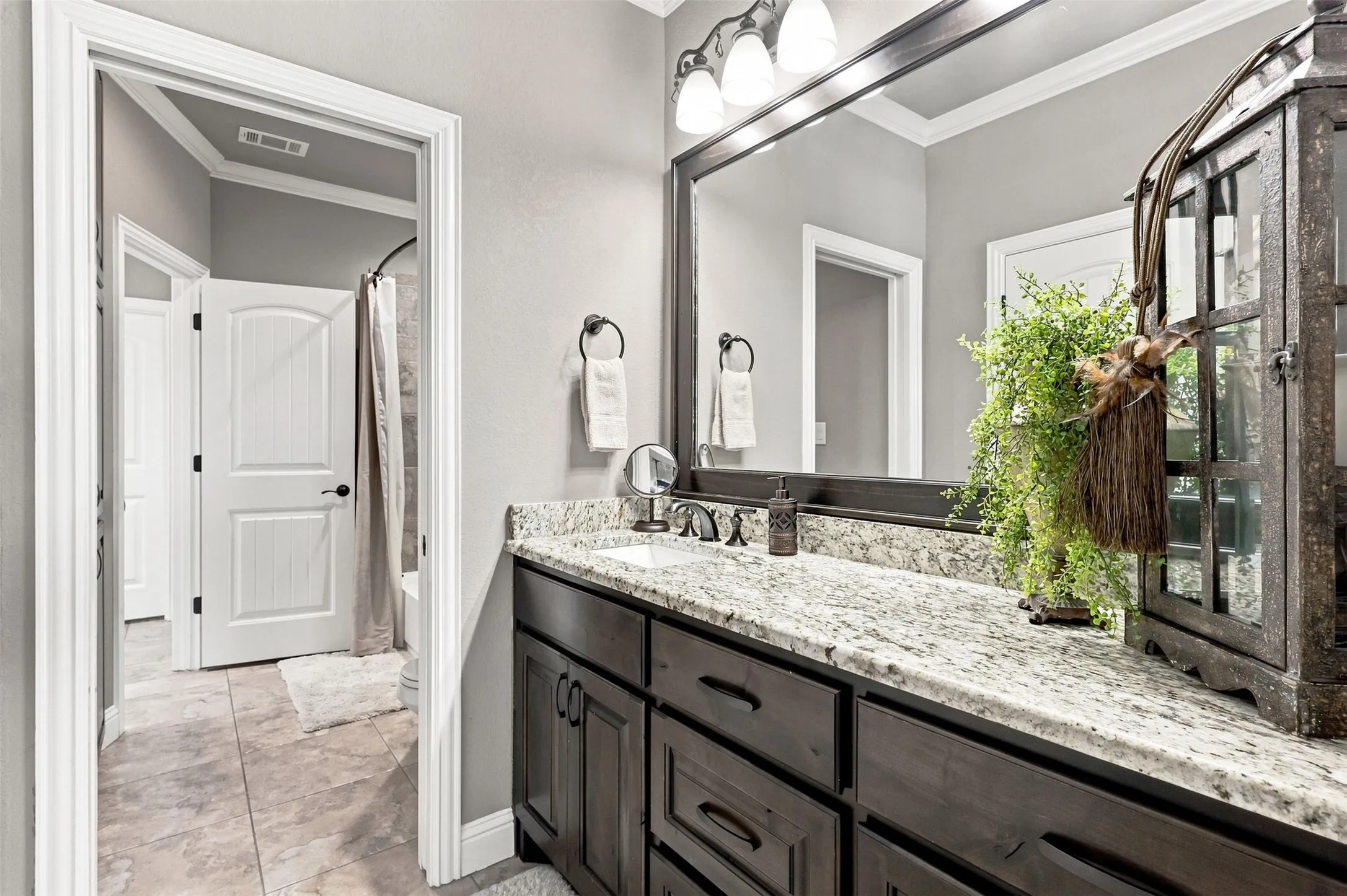 Single Family Residence For Sale in Hood County , 1601 Malibu Bay Court, Granbury, Texas 76048, 4 Bedroom, 4 Bathroom, 3 Garage spaces, 3,294 Sqft, built in 2017, mls#21407898, Real Estate Agent in Granbury, Homes For Sale in Hood county, Homes For Sale in Granbury, Realtor in Granbury Texas, Real Estate Brokerage Independent Realty Texas, Luminita Cordes Realtor