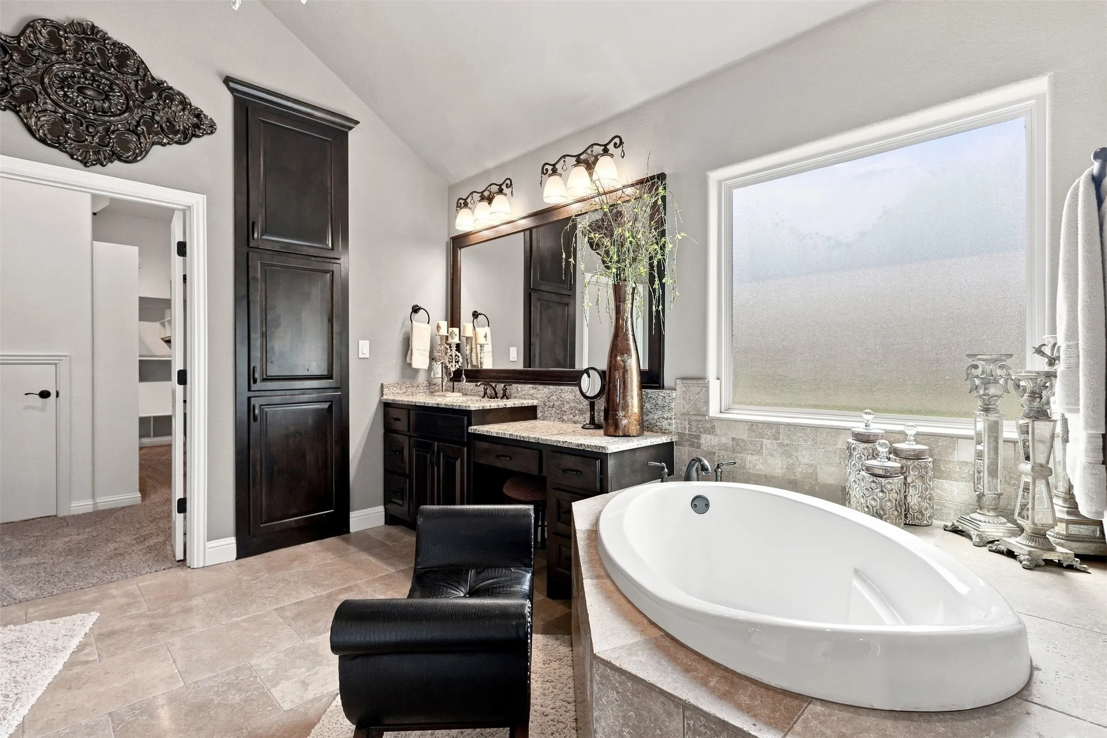 Single Family Residence For Sale in Hood County , 1601 Malibu Bay Court, Granbury, Texas 76048, 4 Bedroom, 4 Bathroom, 3 Garage spaces, 3,294 Sqft, built in 2017, mls#21407898, Real Estate Agent in Granbury, Homes For Sale in Hood county, Homes For Sale in Granbury, Realtor in Granbury Texas, Real Estate Brokerage Independent Realty Texas, Luminita Cordes Realtor