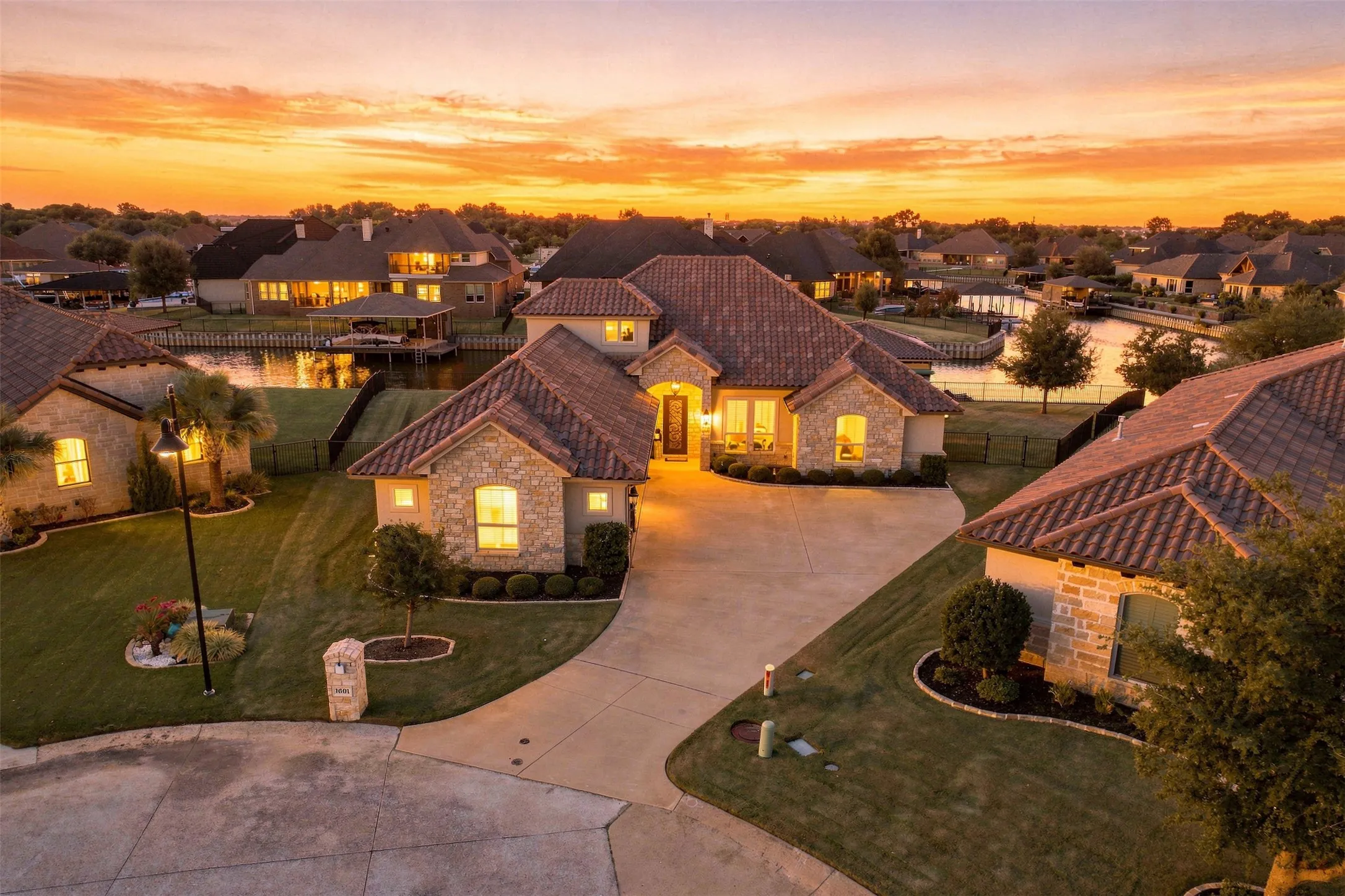 Single Family Residence For Sale in Hood County , 1601 Malibu Bay Court, Granbury, Texas 76048, 4 Bedroom, 4 Bathroom, 3 Garage spaces, 3,294 Sqft, built in 2017, mls#21407898, Real Estate Agent in Granbury, Homes For Sale in Hood county, Homes For Sale in Granbury, Realtor in Granbury Texas, Real Estate Brokerage Independent Realty Texas, Luminita Cordes Realtor