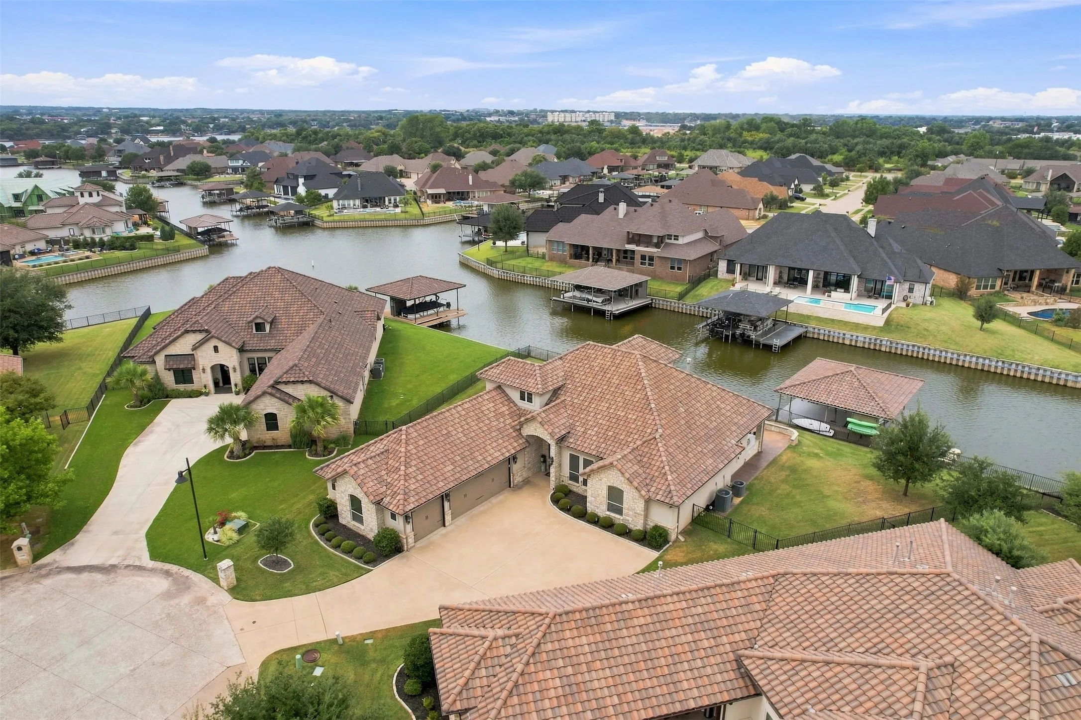 Single Family Residence For Sale in Hood County , 1601 Malibu Bay Court, Granbury, Texas 76048, 4 Bedroom, 4 Bathroom, 3 Garage spaces, 3,294 Sqft, built in 2017, mls#21407898, Real Estate Agent in Granbury, Homes For Sale in Hood county, Homes For Sale in Granbury, Realtor in Granbury Texas, Real Estate Brokerage Independent Realty Texas, Luminita Cordes Realtor
