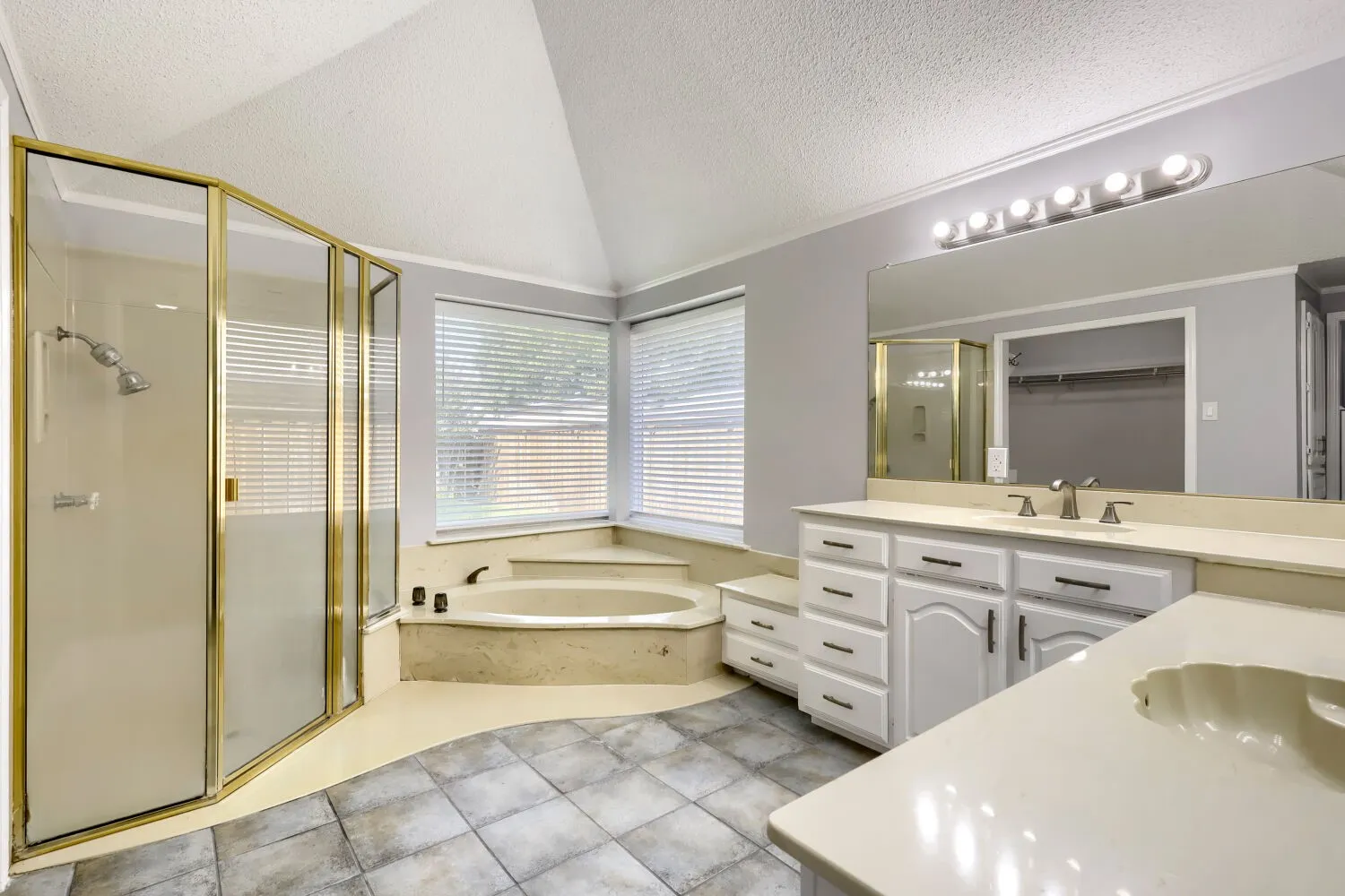Single Family Residence For Sale in Dallas County , 504 Wisterglen Drive, De Soto, Texas 75115, 3 Bedroom, 2 Bathroom, 2 Garage spaces, 1,906 Sqft, built in 1984, mls#21403522, Real Estate Agent in De Soto, Homes For Sale in Dallas county, Homes For Sale in De Soto, Realtor in De Soto Texas, Real Estate Brokerage Independent Realty Texas, Luminita Cordes Realtor