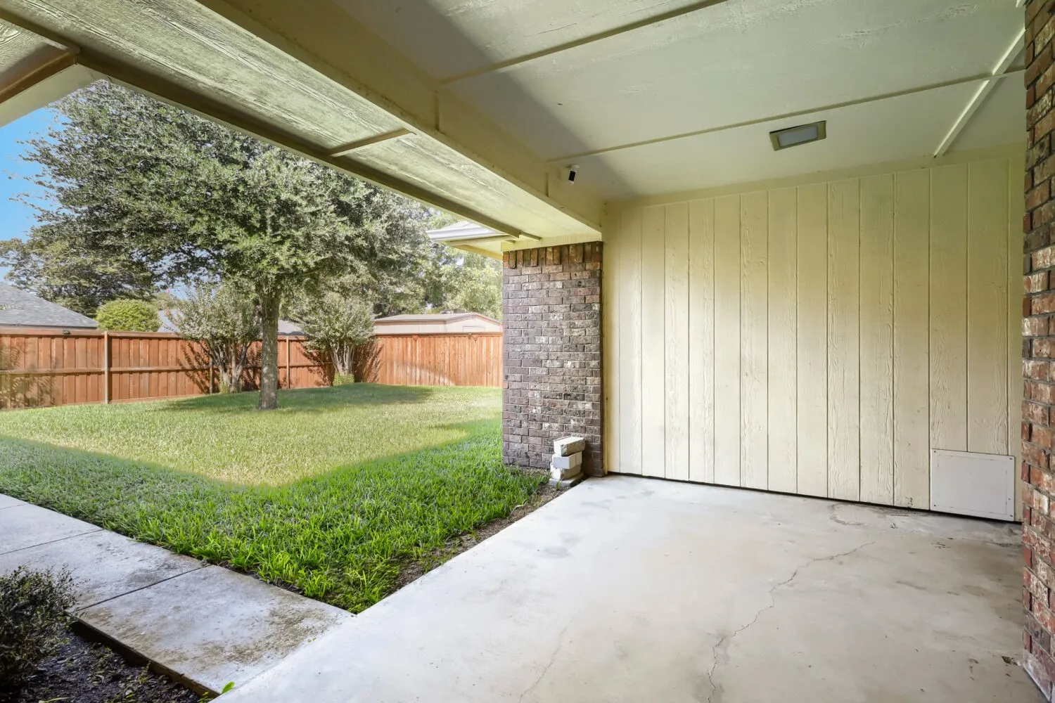 Single Family Residence For Sale in Dallas County , 504 Wisterglen Drive, De Soto, Texas 75115, 3 Bedroom, 2 Bathroom, 2 Garage spaces, 1,906 Sqft, built in 1984, mls#21403522, Real Estate Agent in De Soto, Homes For Sale in Dallas county, Homes For Sale in De Soto, Realtor in De Soto Texas, Real Estate Brokerage Independent Realty Texas, Luminita Cordes Realtor