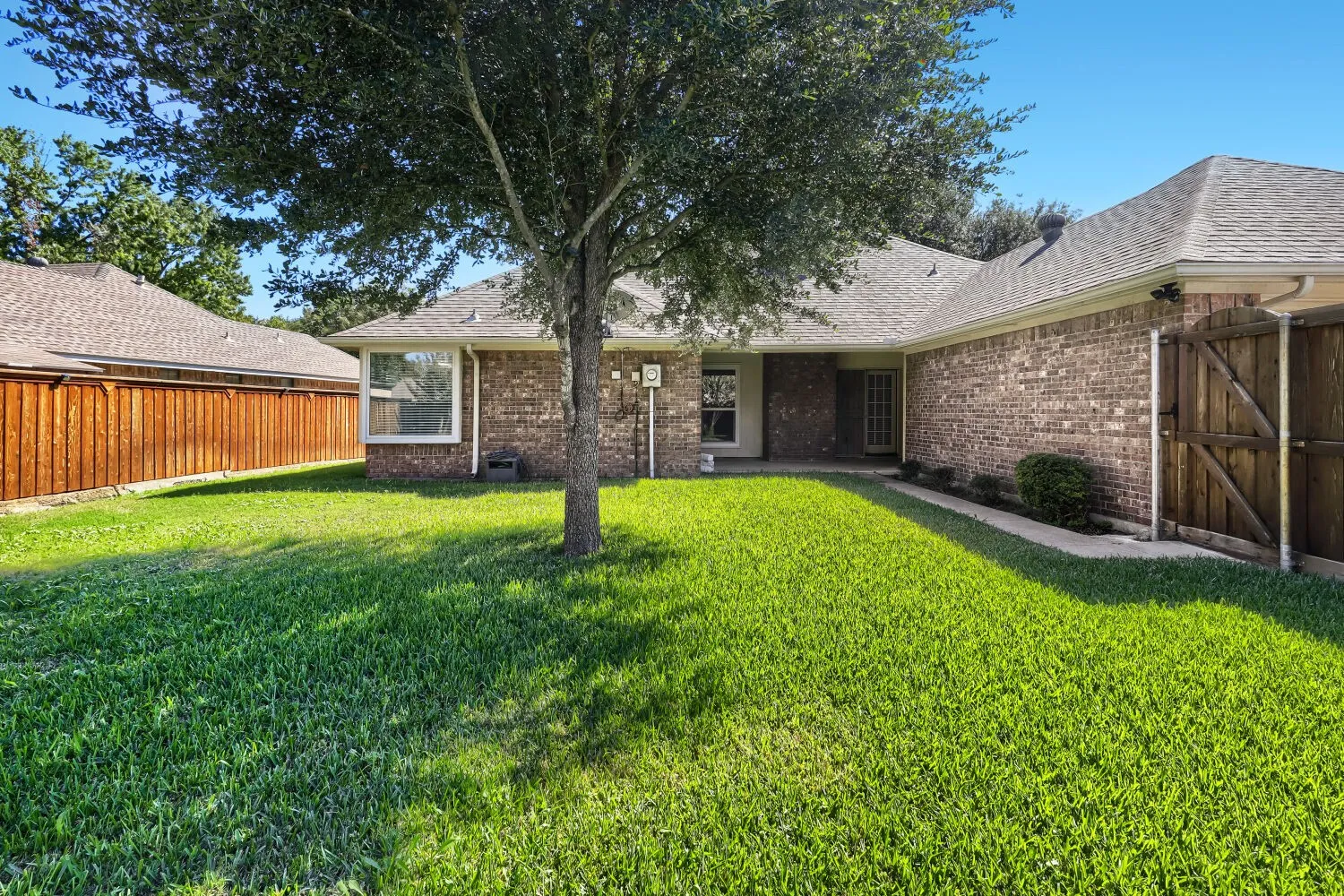 Single Family Residence For Sale in Dallas County , 504 Wisterglen Drive, De Soto, Texas 75115, 3 Bedroom, 2 Bathroom, 2 Garage spaces, 1,906 Sqft, built in 1984, mls#21403522, Real Estate Agent in De Soto, Homes For Sale in Dallas county, Homes For Sale in De Soto, Realtor in De Soto Texas, Real Estate Brokerage Independent Realty Texas, Luminita Cordes Realtor