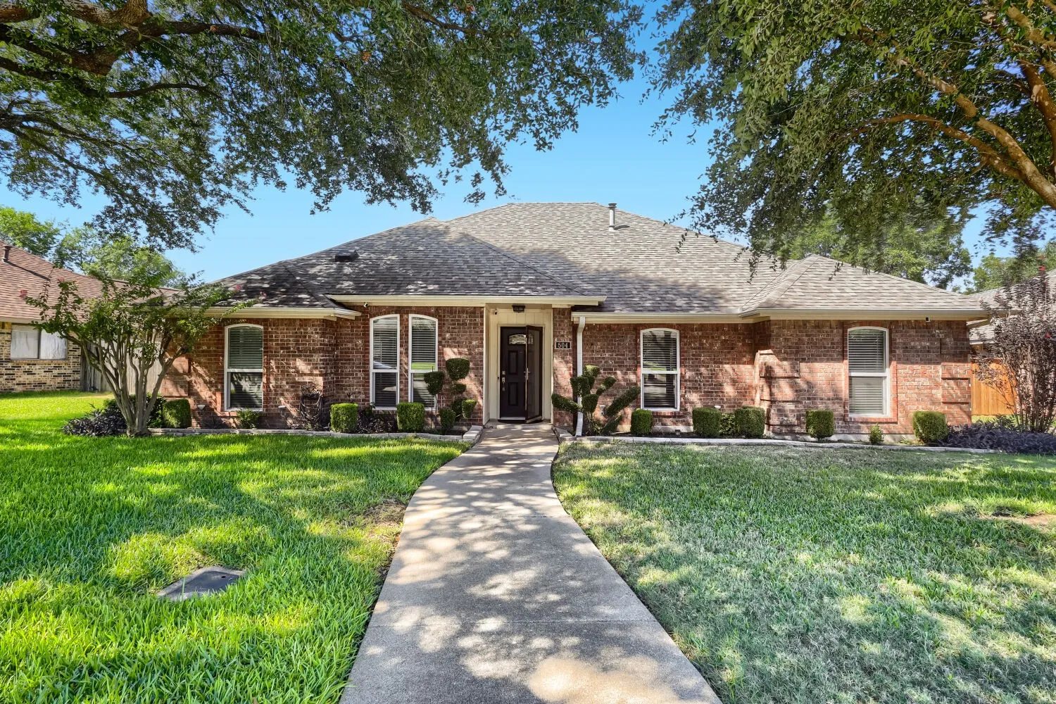 Single Family Residence For Sale in Dallas County , 504 Wisterglen Drive, De Soto, Texas 75115, 3 Bedroom, 2 Bathroom, 2 Garage spaces, 1,906 Sqft, built in 1984, mls#21403522, Real Estate Agent in De Soto, Homes For Sale in Dallas county, Homes For Sale in De Soto, Realtor in De Soto Texas, Real Estate Brokerage Independent Realty Texas, Luminita Cordes Realtor