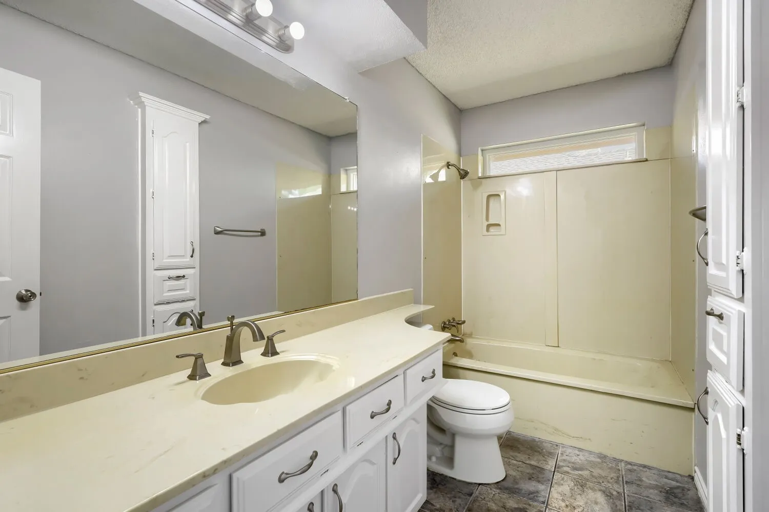 Single Family Residence For Sale in Dallas County , 504 Wisterglen Drive, De Soto, Texas 75115, 3 Bedroom, 2 Bathroom, 2 Garage spaces, 1,906 Sqft, built in 1984, mls#21403522, Real Estate Agent in De Soto, Homes For Sale in Dallas county, Homes For Sale in De Soto, Realtor in De Soto Texas, Real Estate Brokerage Independent Realty Texas, Luminita Cordes Realtor