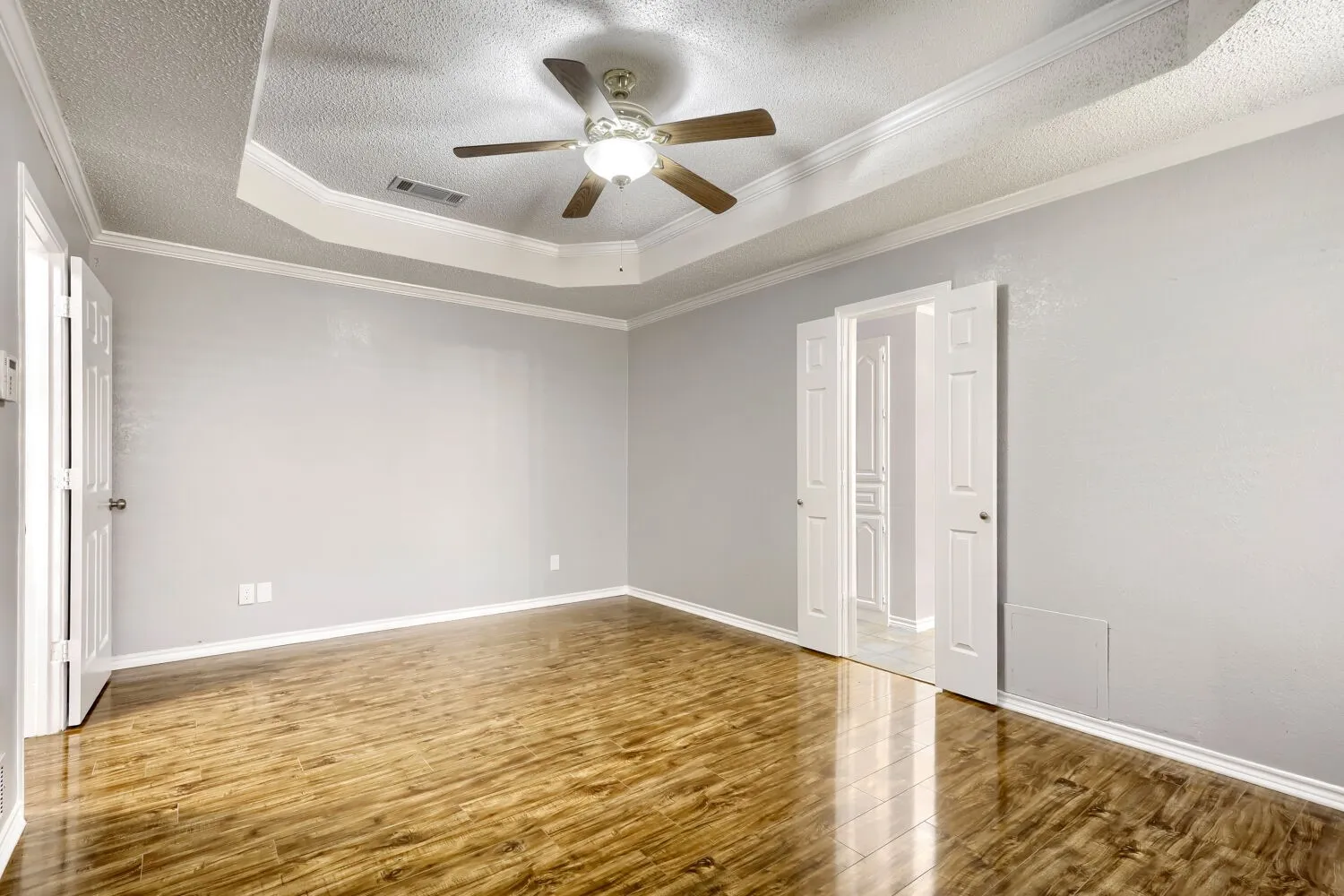 Single Family Residence For Sale in Dallas County , 504 Wisterglen Drive, De Soto, Texas 75115, 3 Bedroom, 2 Bathroom, 2 Garage spaces, 1,906 Sqft, built in 1984, mls#21403522, Real Estate Agent in De Soto, Homes For Sale in Dallas county, Homes For Sale in De Soto, Realtor in De Soto Texas, Real Estate Brokerage Independent Realty Texas, Luminita Cordes Realtor