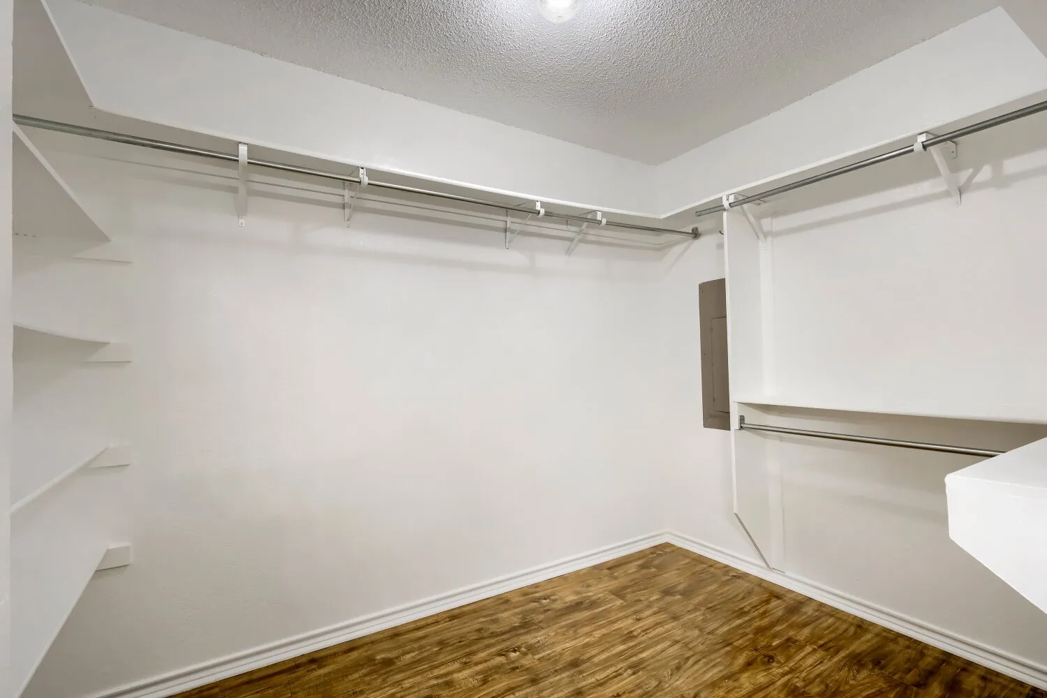 Single Family Residence For Sale in Dallas County , 504 Wisterglen Drive, De Soto, Texas 75115, 3 Bedroom, 2 Bathroom, 2 Garage spaces, 1,906 Sqft, built in 1984, mls#21403522, Real Estate Agent in De Soto, Homes For Sale in Dallas county, Homes For Sale in De Soto, Realtor in De Soto Texas, Real Estate Brokerage Independent Realty Texas, Luminita Cordes Realtor
