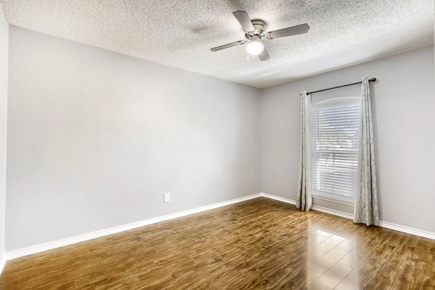 Single Family Residence For Sale in Dallas County , 504 Wisterglen Drive, De Soto, Texas 75115, 3 Bedroom, 2 Bathroom, 2 Garage spaces, 1,906 Sqft, built in 1984, mls#21403522, Real Estate Agent in De Soto, Homes For Sale in Dallas county, Homes For Sale in De Soto, Realtor in De Soto Texas, Real Estate Brokerage Independent Realty Texas, Luminita Cordes Realtor
