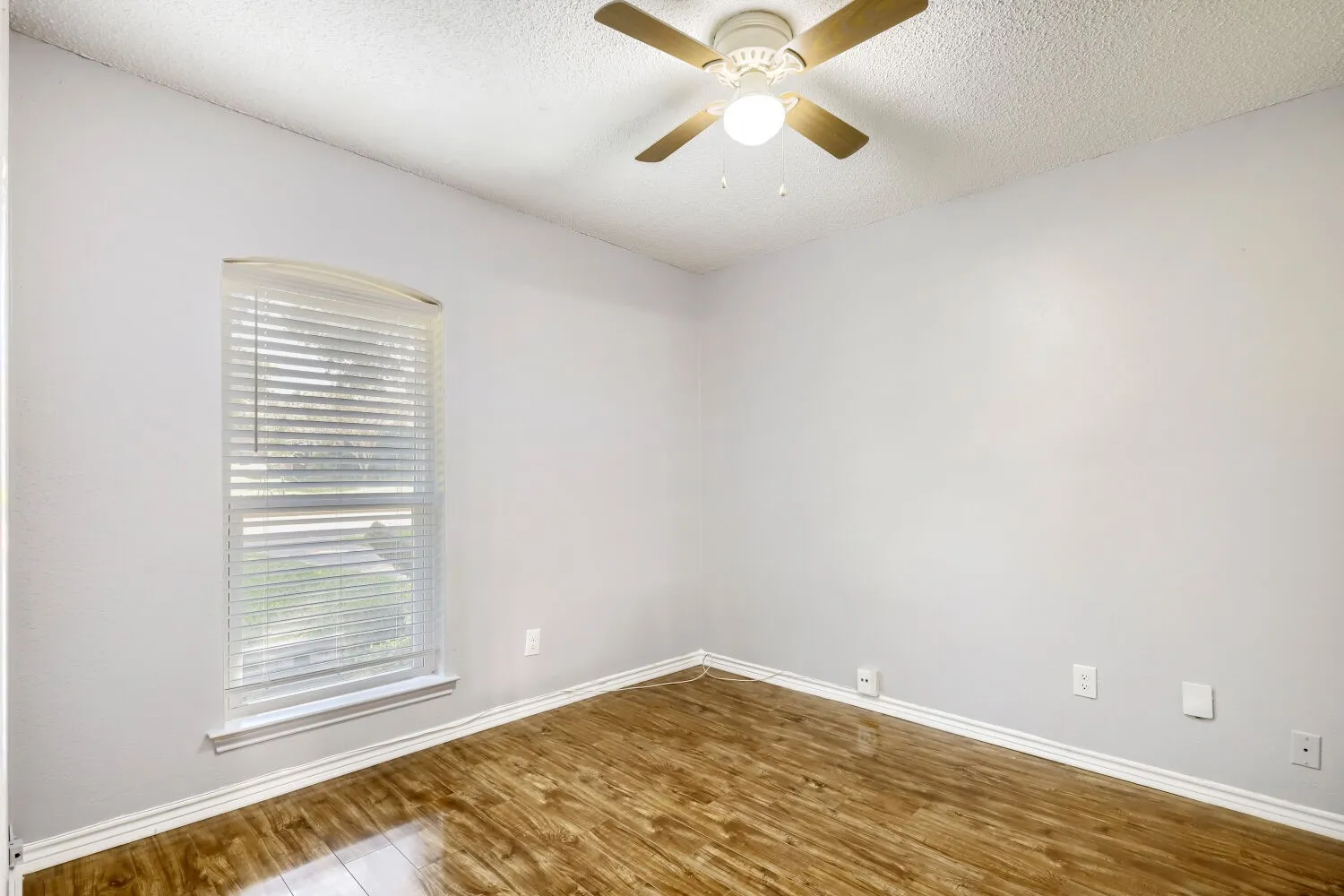 Single Family Residence For Sale in Dallas County , 504 Wisterglen Drive, De Soto, Texas 75115, 3 Bedroom, 2 Bathroom, 2 Garage spaces, 1,906 Sqft, built in 1984, mls#21403522, Real Estate Agent in De Soto, Homes For Sale in Dallas county, Homes For Sale in De Soto, Realtor in De Soto Texas, Real Estate Brokerage Independent Realty Texas, Luminita Cordes Realtor