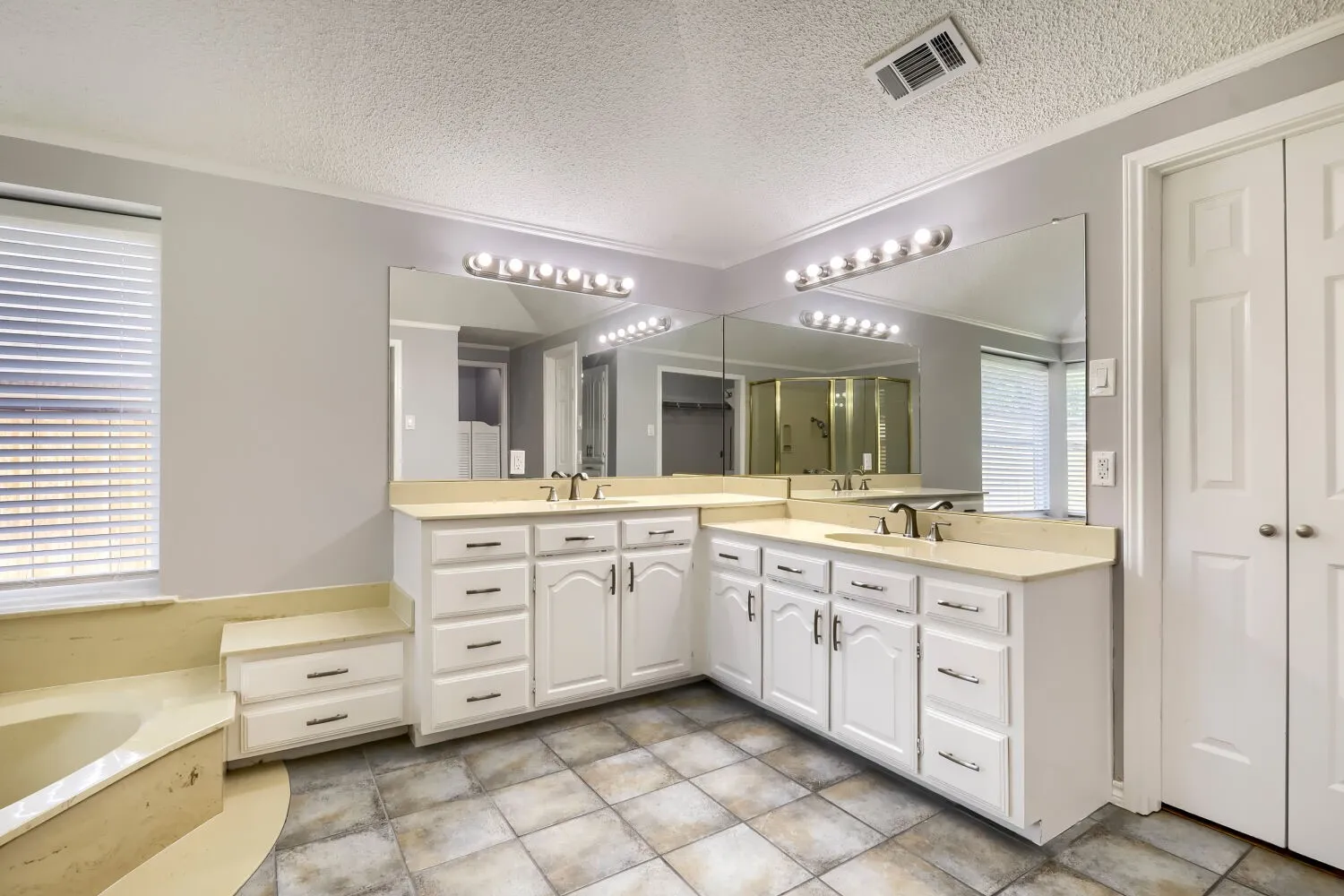 Single Family Residence For Sale in Dallas County , 504 Wisterglen Drive, De Soto, Texas 75115, 3 Bedroom, 2 Bathroom, 2 Garage spaces, 1,906 Sqft, built in 1984, mls#21403522, Real Estate Agent in De Soto, Homes For Sale in Dallas county, Homes For Sale in De Soto, Realtor in De Soto Texas, Real Estate Brokerage Independent Realty Texas, Luminita Cordes Realtor
