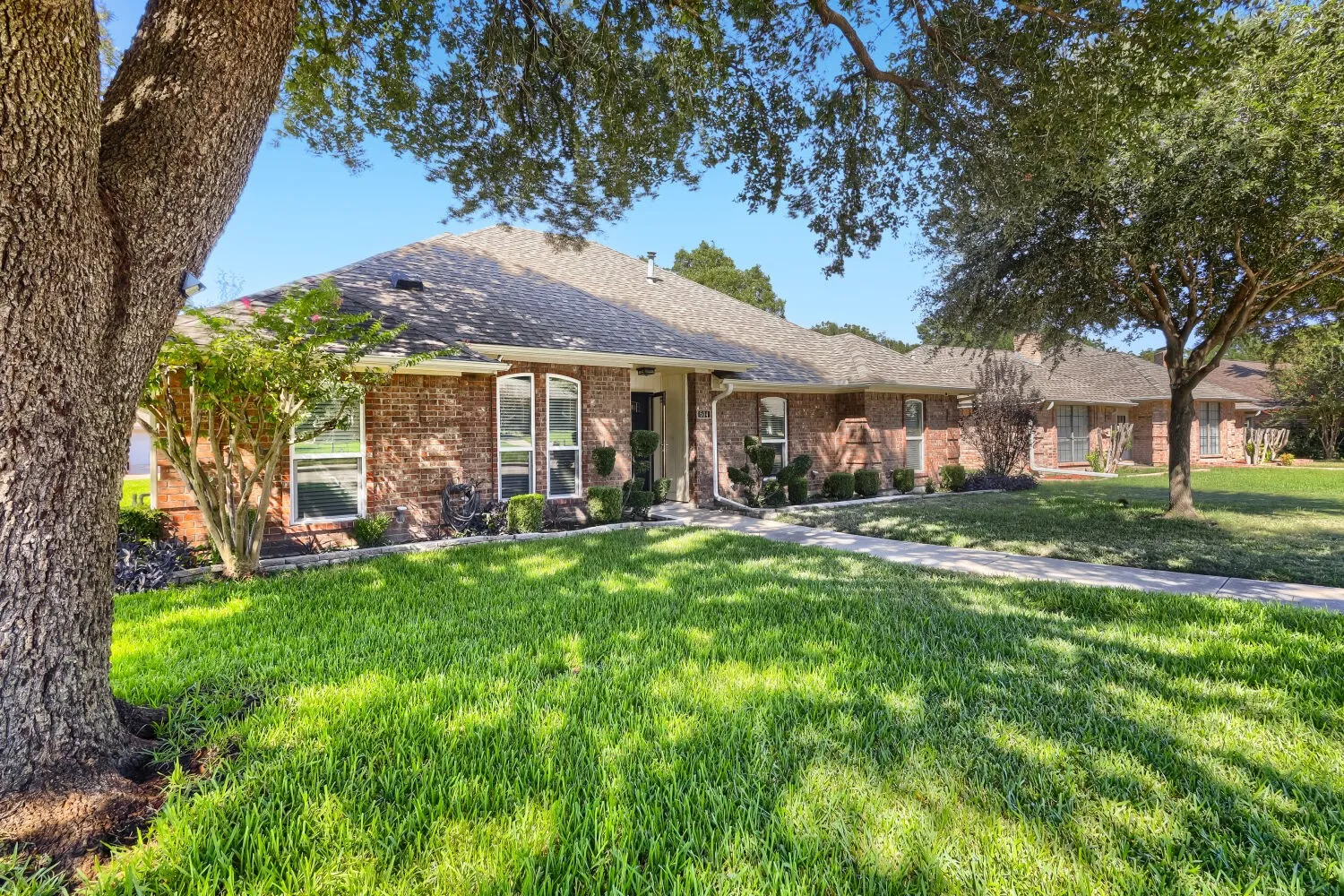 Single Family Residence For Sale in Dallas County , 504 Wisterglen Drive, De Soto, Texas 75115, 3 Bedroom, 2 Bathroom, 2 Garage spaces, 1,906 Sqft, built in 1984, mls#21403522, Real Estate Agent in De Soto, Homes For Sale in Dallas county, Homes For Sale in De Soto, Realtor in De Soto Texas, Real Estate Brokerage Independent Realty Texas, Luminita Cordes Realtor