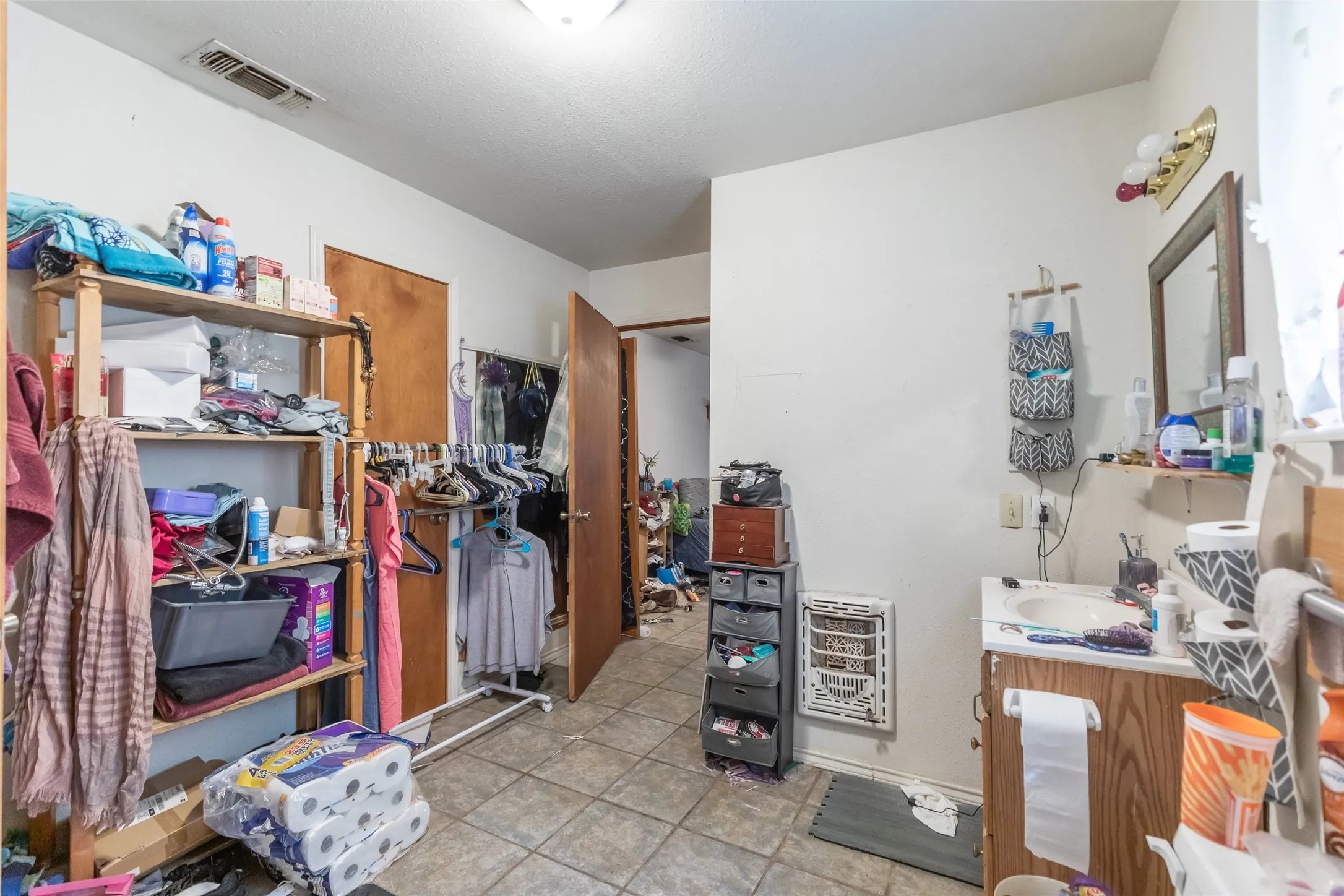 Single Family Residence For Sale in Taylor County , 1310 Cherry Street, Abilene, Texas 79602, 5 Bedroom, 2 Bathroom, Garage spaces, 2,051 Sqft, built in 1946, mls#21403503, Real Estate Agent in Abilene, Homes For Sale in Taylor county, Homes For Sale in Abilene, Realtor in Abilene Texas, Real Estate Brokerage Independent Realty Texas, Luminita Cordes Realtor