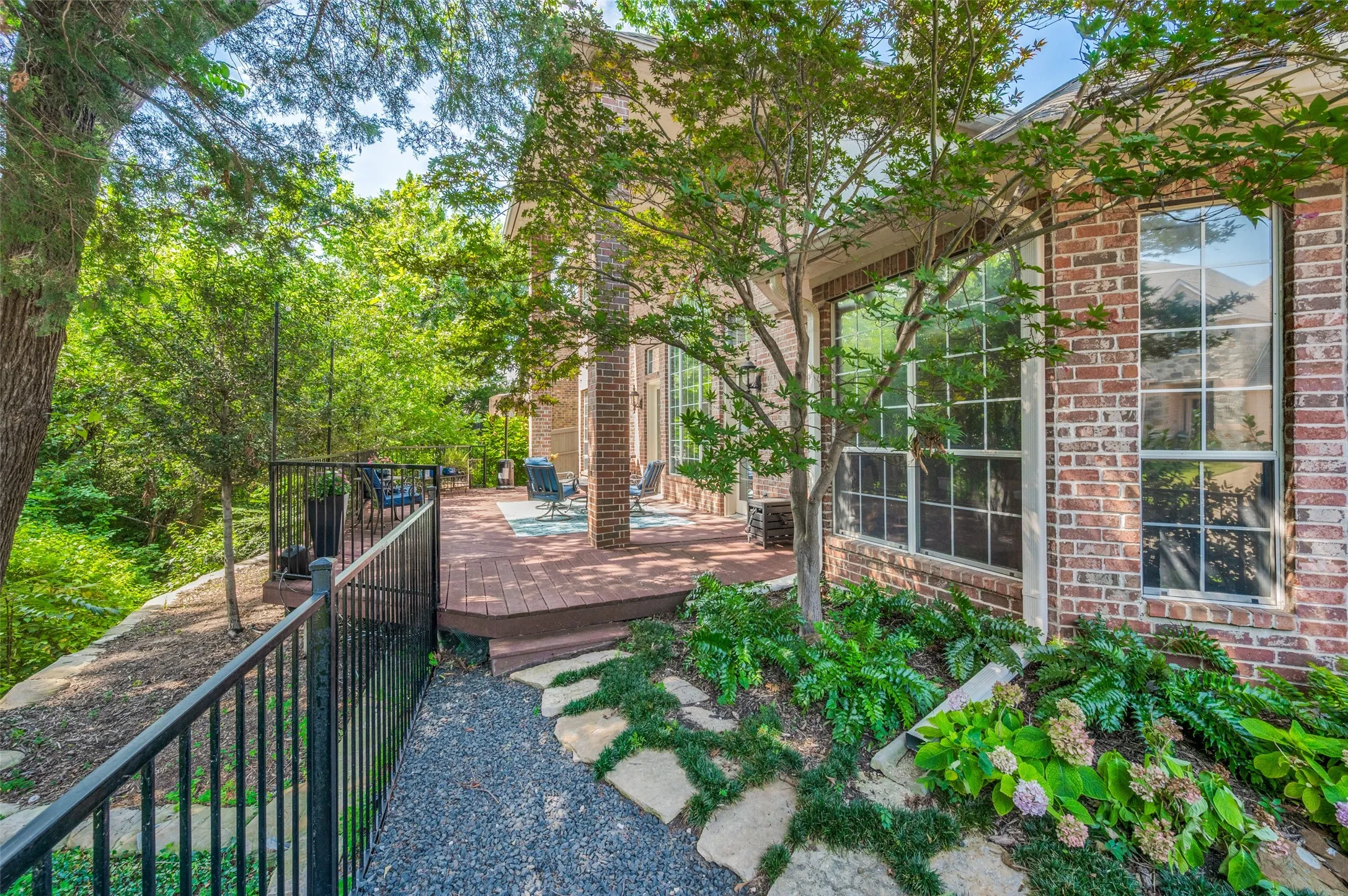 Single Family Residence For Sale in Dallas County , 9352 Stratford Way, Dallas, Texas 75220, 3 Bedroom, 3 Bathroom, 2 Garage spaces, 2,837 Sqft, built in 1997, mls#21407831, Real Estate Agent in Dallas, Homes For Sale in Dallas county, Homes For Sale in Dallas, Realtor in Dallas Texas, Real Estate Brokerage Independent Realty Texas, Luminita Cordes Realtor