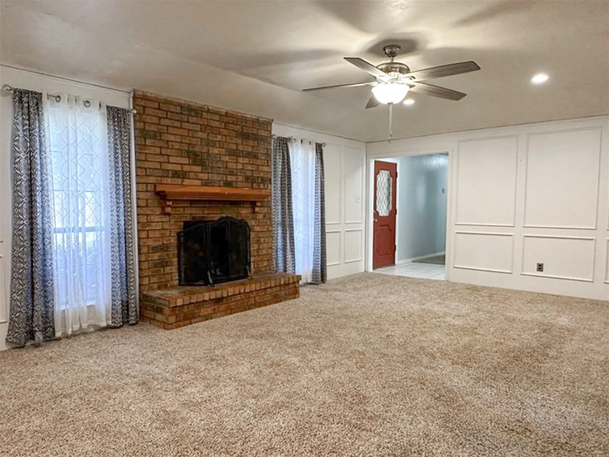 Single Family Residence For Rent in Rockwall County , 407 Shoretrail Drive, Rockwall, Texas 75087, 3 Bedroom, 2 Bathroom, 2 Garage spaces, 2,067 Sqft, built in 1982, mls#21407206, Real Estate Agent in Rockwall, Homes For Rent in Rockwall county, Homes For Rent in Rockwall, Realtor in Rockwall Texas, Real Estate Brokerage Independent Realty Texas, Luminita Cordes Realtor
