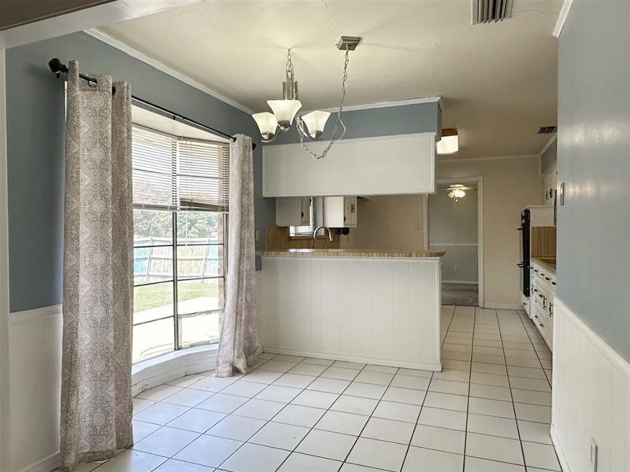 Single Family Residence For Rent in Rockwall County , 407 Shoretrail Drive, Rockwall, Texas 75087, 3 Bedroom, 2 Bathroom, 2 Garage spaces, 2,067 Sqft, built in 1982, mls#21407206, Real Estate Agent in Rockwall, Homes For Rent in Rockwall county, Homes For Rent in Rockwall, Realtor in Rockwall Texas, Real Estate Brokerage Independent Realty Texas, Luminita Cordes Realtor