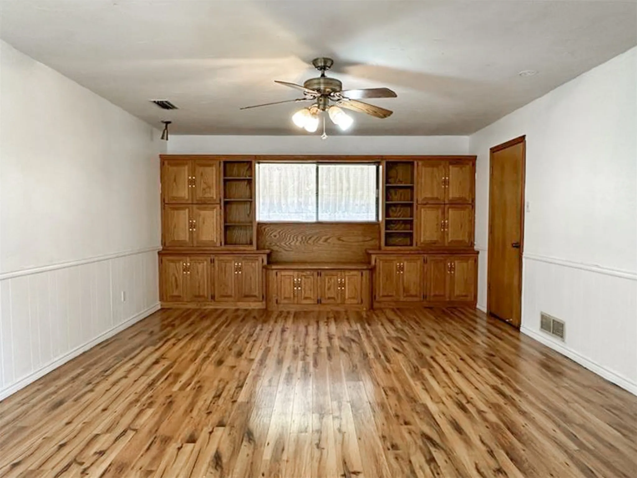 Single Family Residence For Rent in Rockwall County , 407 Shoretrail Drive, Rockwall, Texas 75087, 3 Bedroom, 2 Bathroom, 2 Garage spaces, 2,067 Sqft, built in 1982, mls#21407206, Real Estate Agent in Rockwall, Homes For Rent in Rockwall county, Homes For Rent in Rockwall, Realtor in Rockwall Texas, Real Estate Brokerage Independent Realty Texas, Luminita Cordes Realtor